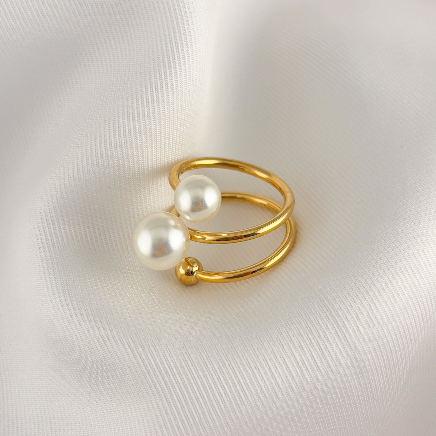 Anillo acero inoxidable perlas resorte dorado