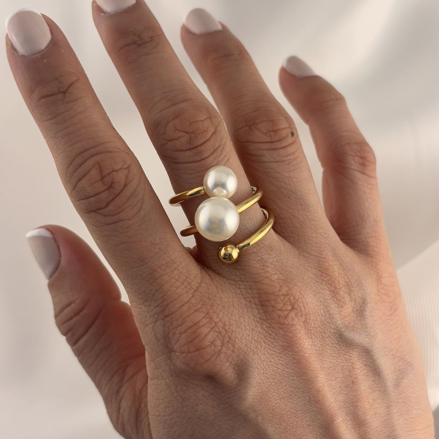 Anillo acero inoxidable perlas resorte dorado