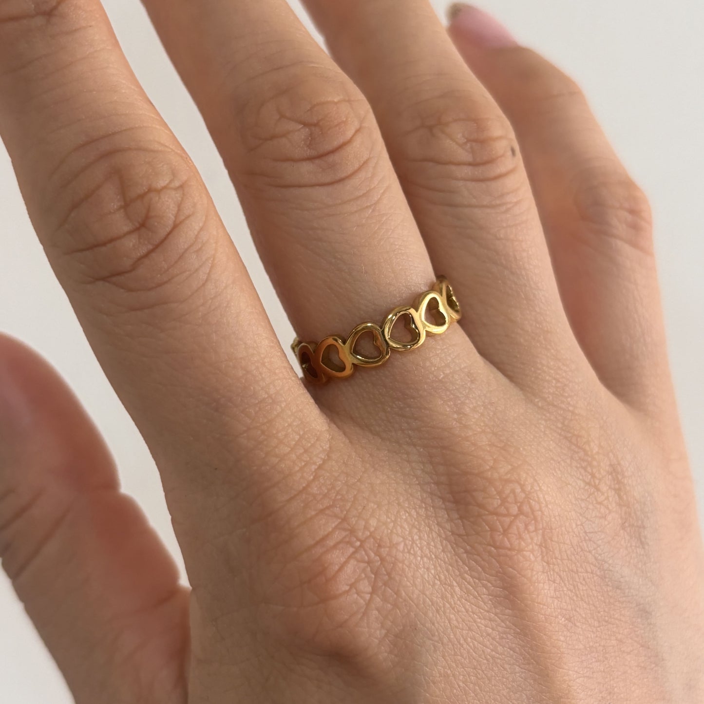 Anillo acero inoxidable corazones contorno dorado