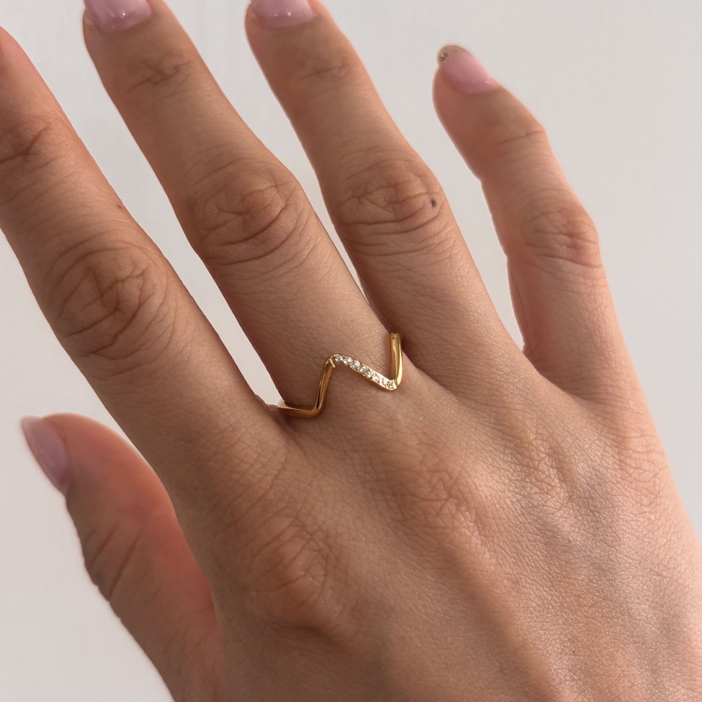 Anillo delgado acero inoxidable zig zag zirconias