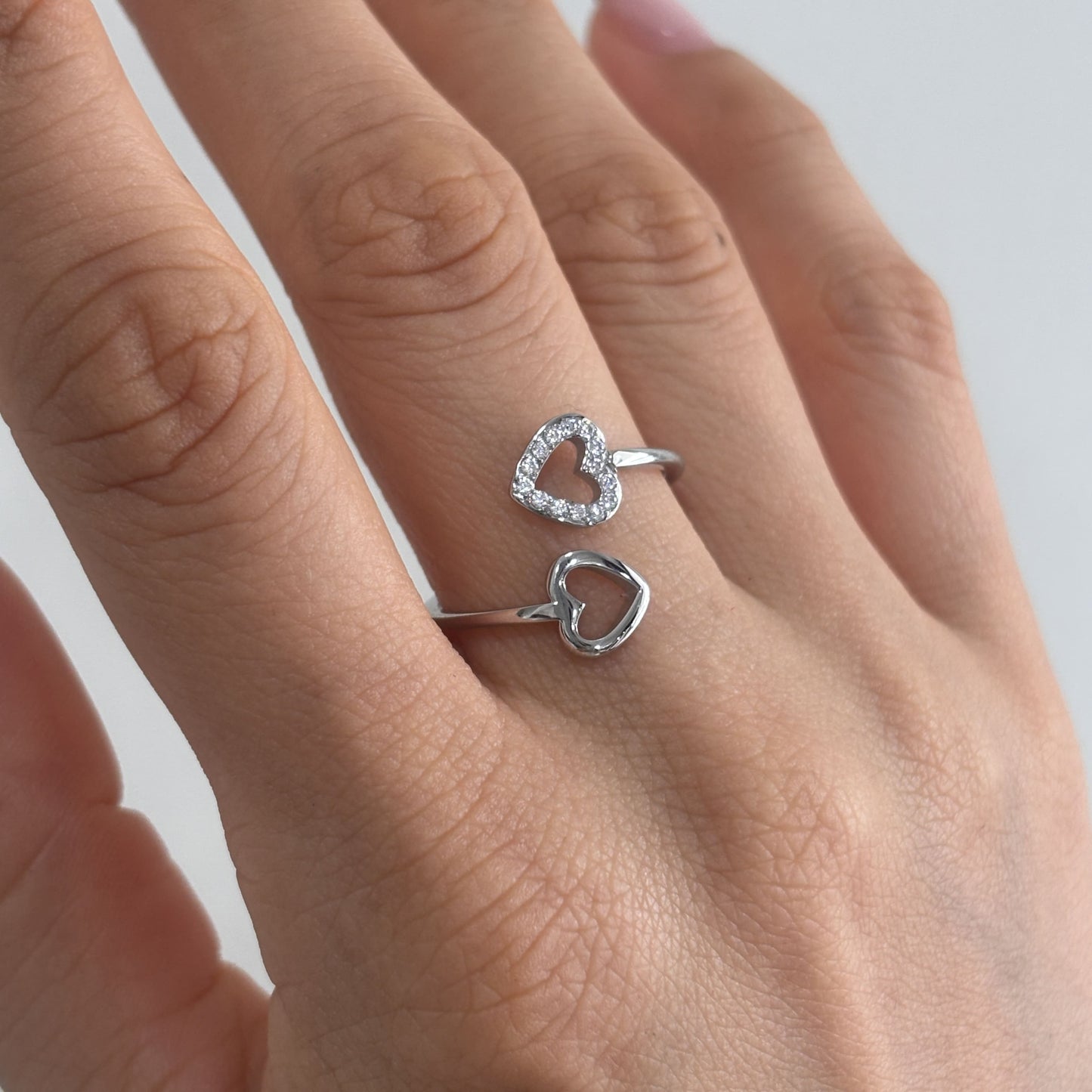 Anillo delgado acero inoxidable dos corazones zirconias