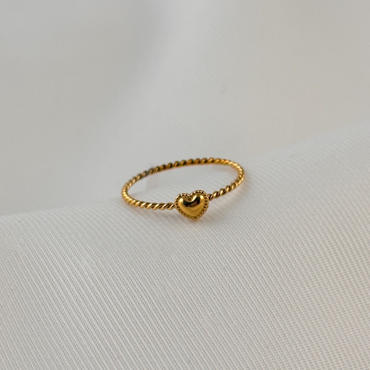 Anillo delgado acero inoxidable dorado corazón soga