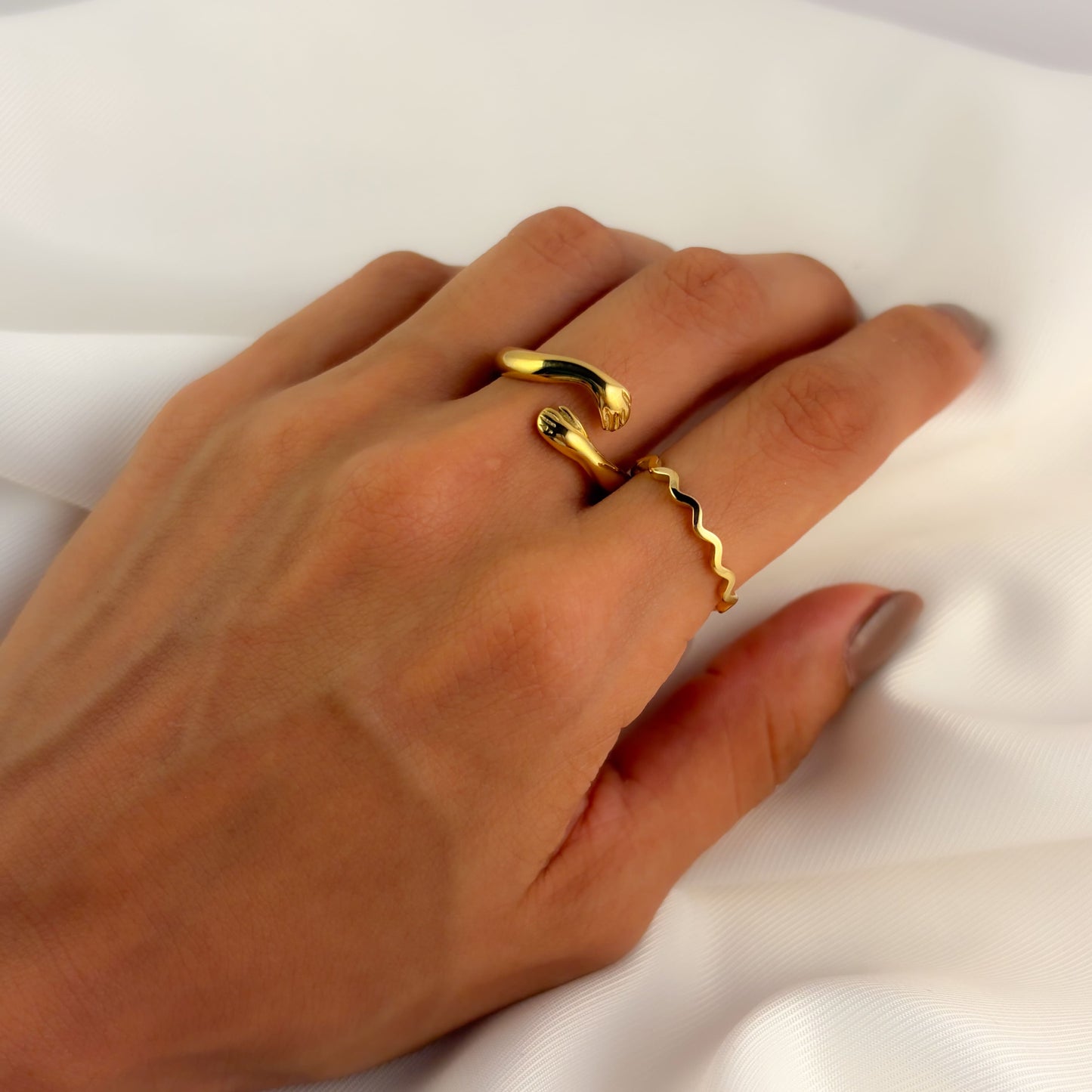 Anillo abrazo acero inoxidable dorado ajustable