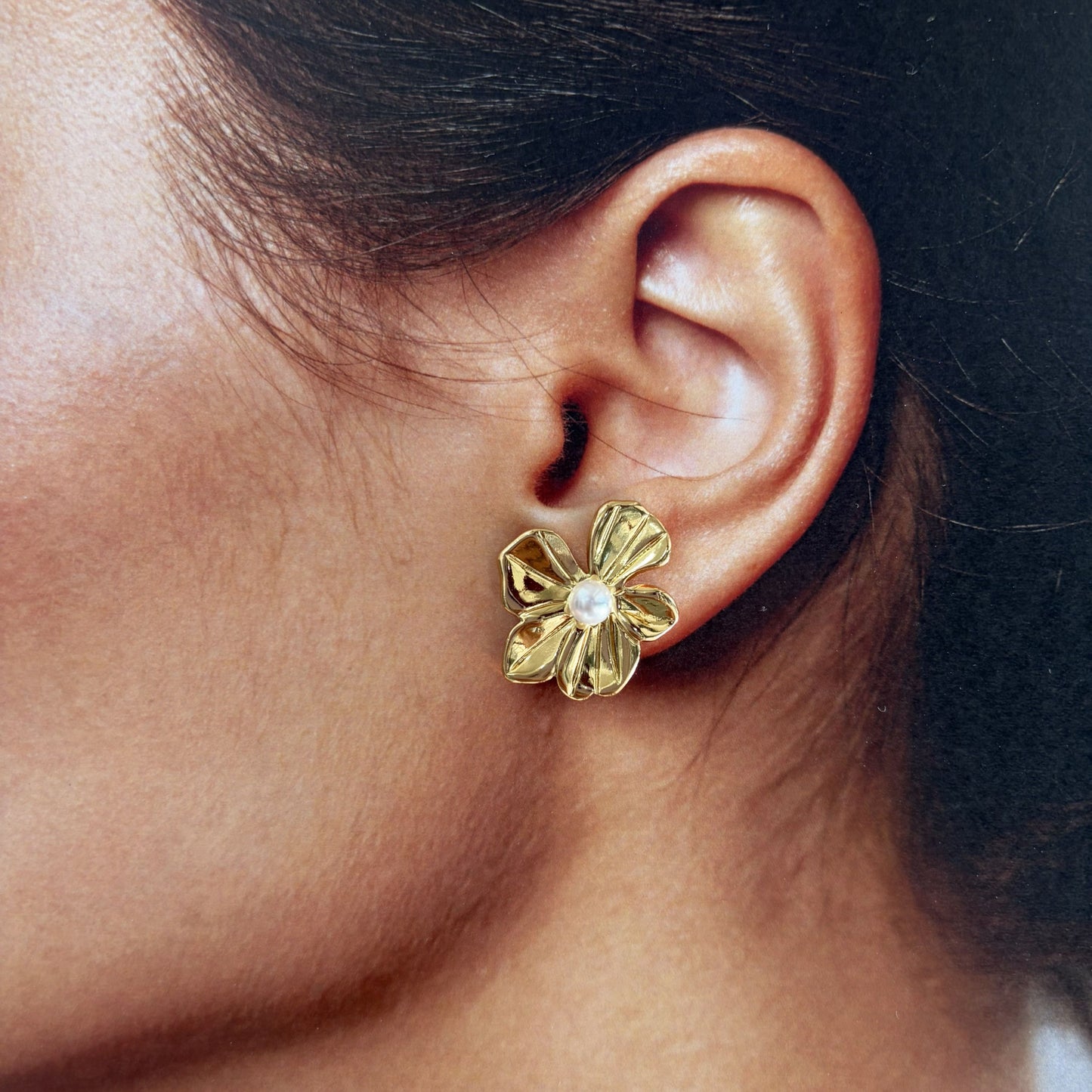 Aretes flor irregular redondeada perla acero inoxidable dorado