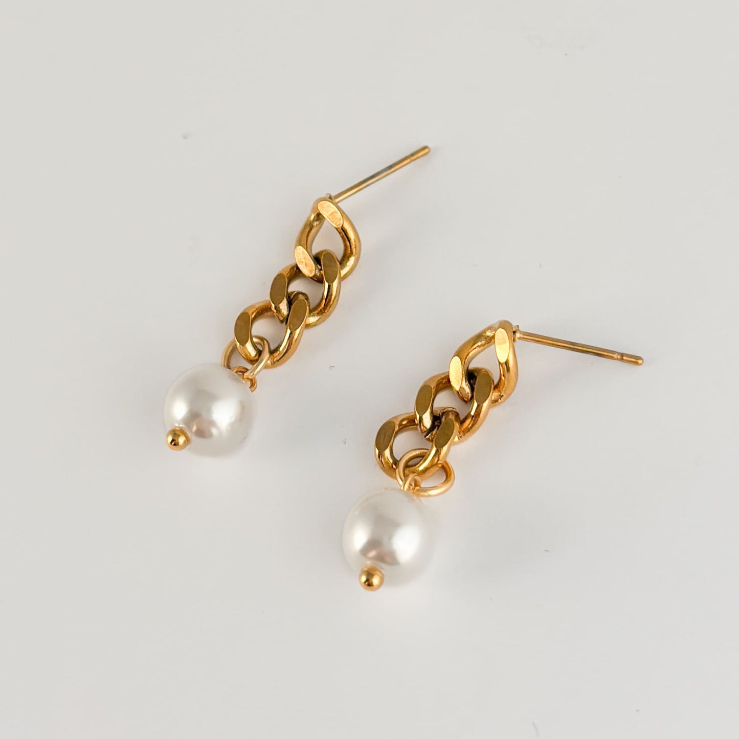 Aretes cortos acero inoxidable dorado cadena perla sintética