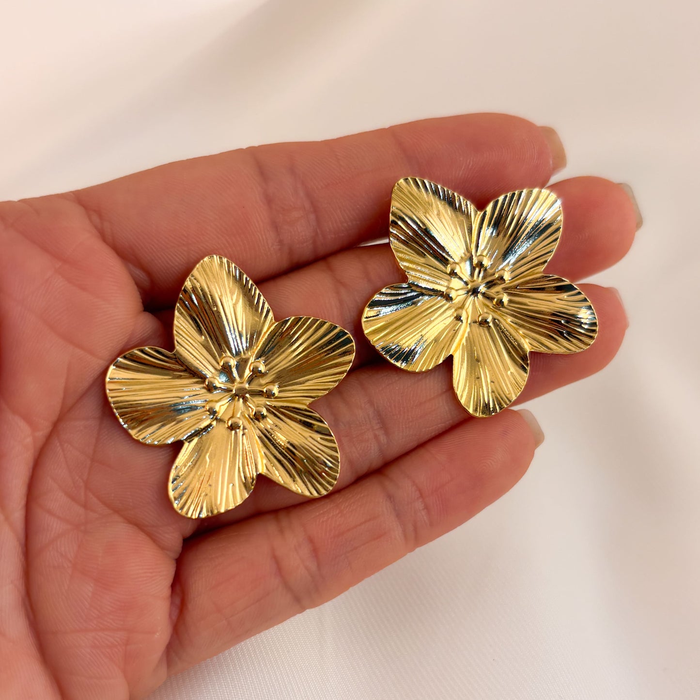Aretes flor chica acero inoxidable dorado