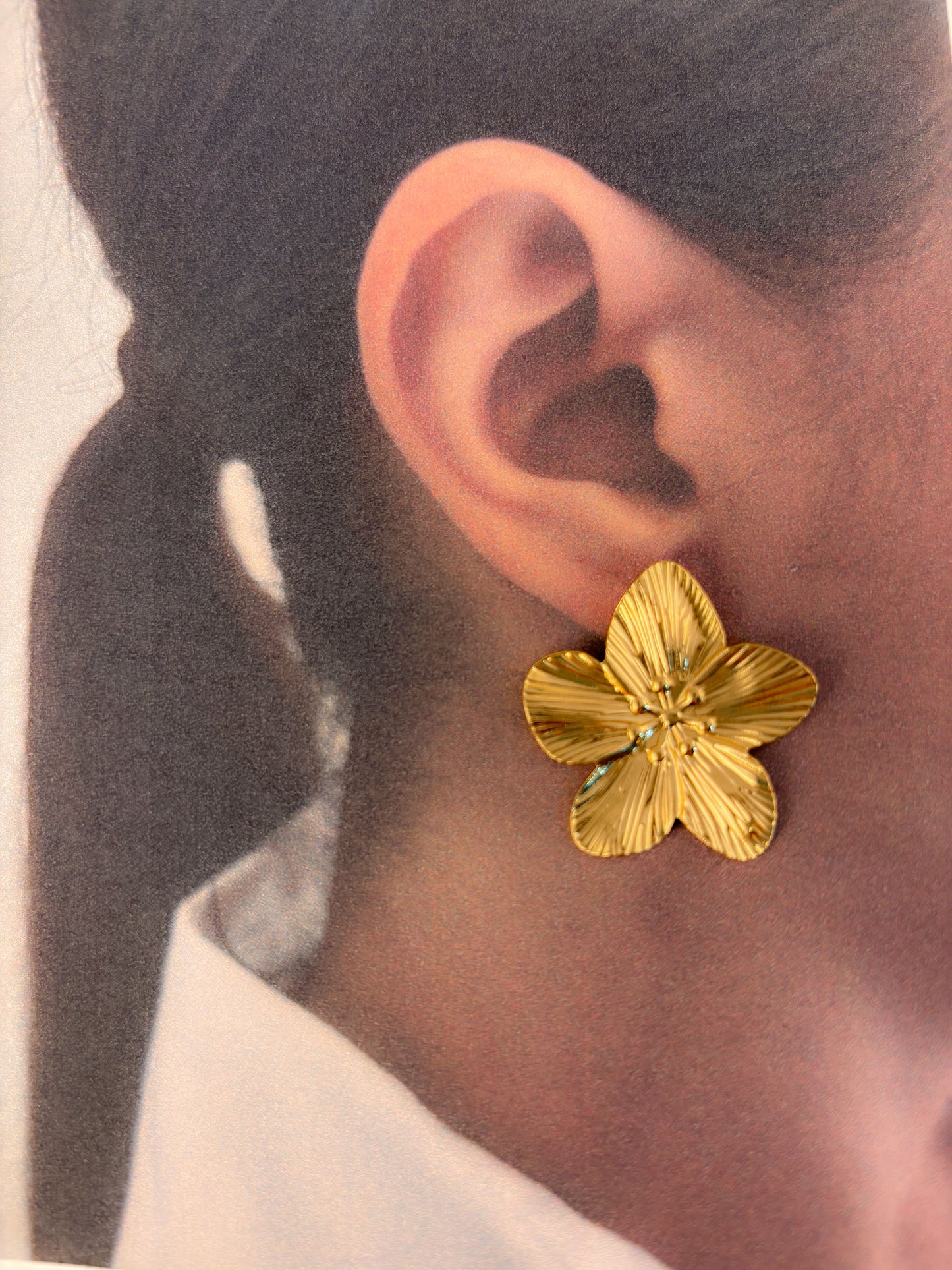 Aretes flor chica acero inoxidable dorado