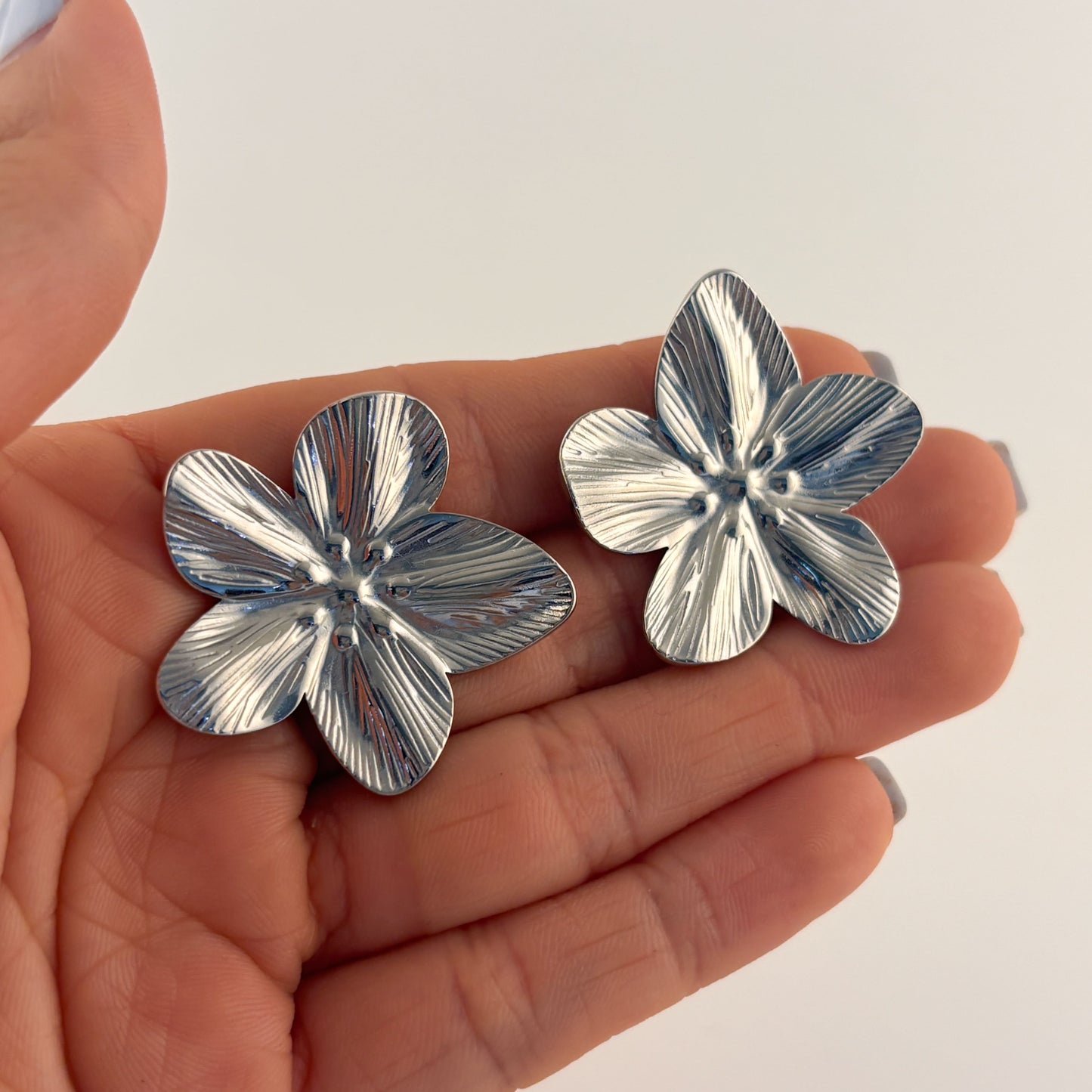 Aretes flor chica acero inoxidable dorado