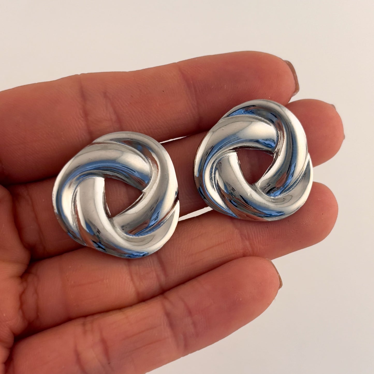 Aretes pegados acero inoxidable aros entrelazados