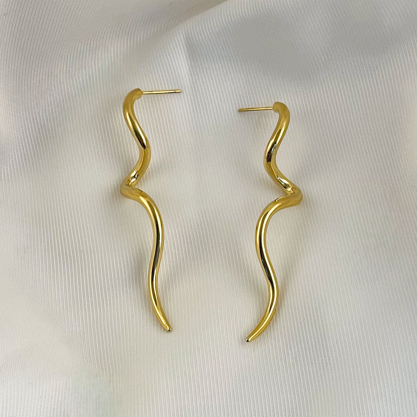 Aretes largos acero inoxidable ondas dorado
