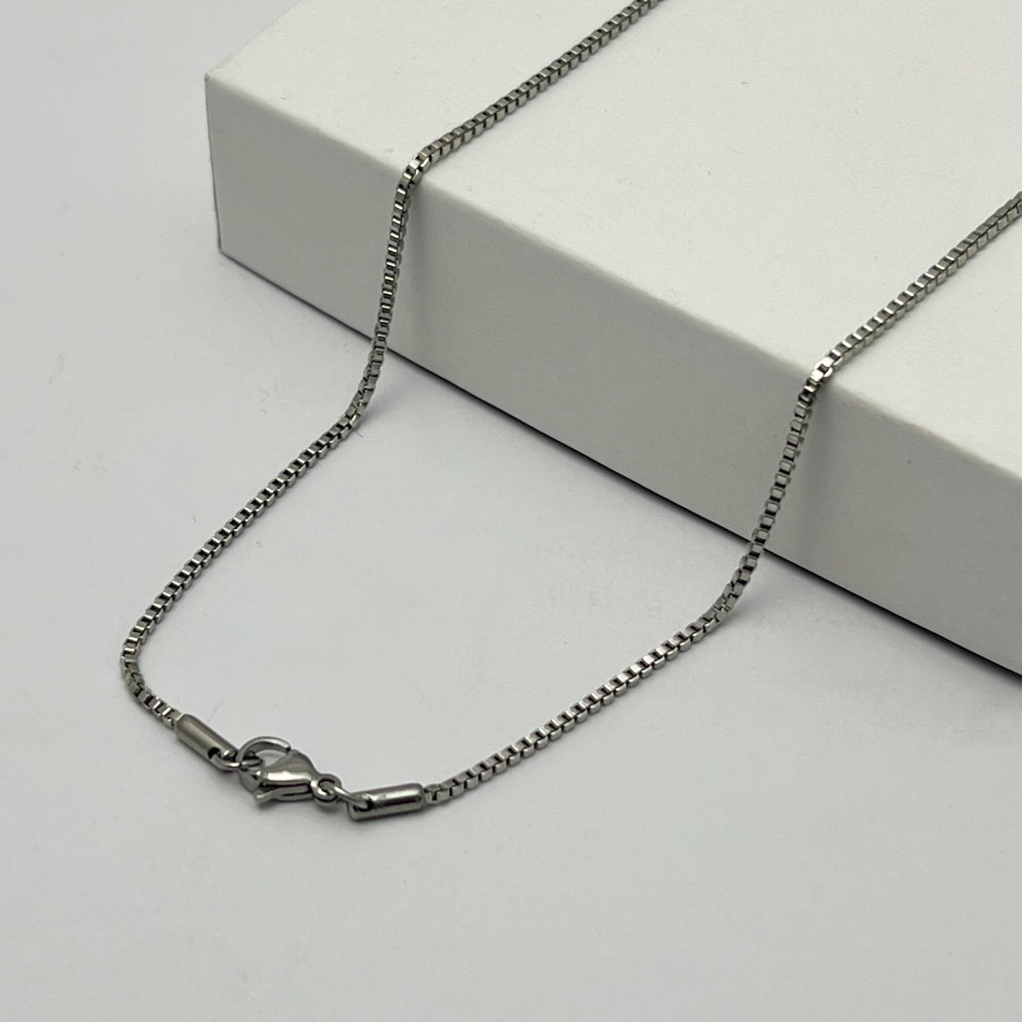 Cadena delgada acero inoxidable cúbica 60 cm