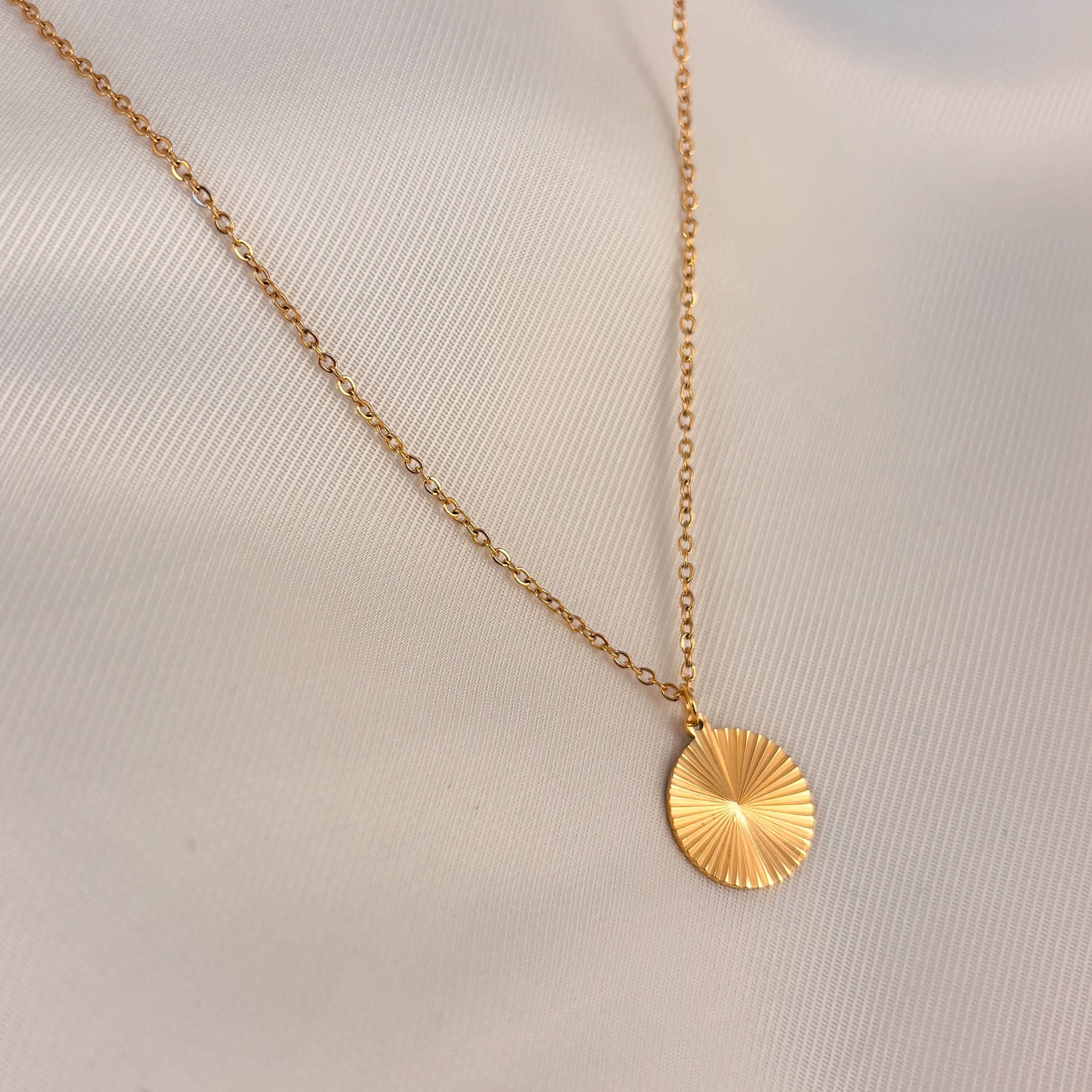 Collar acero inoxidable moneda diamantada dorada