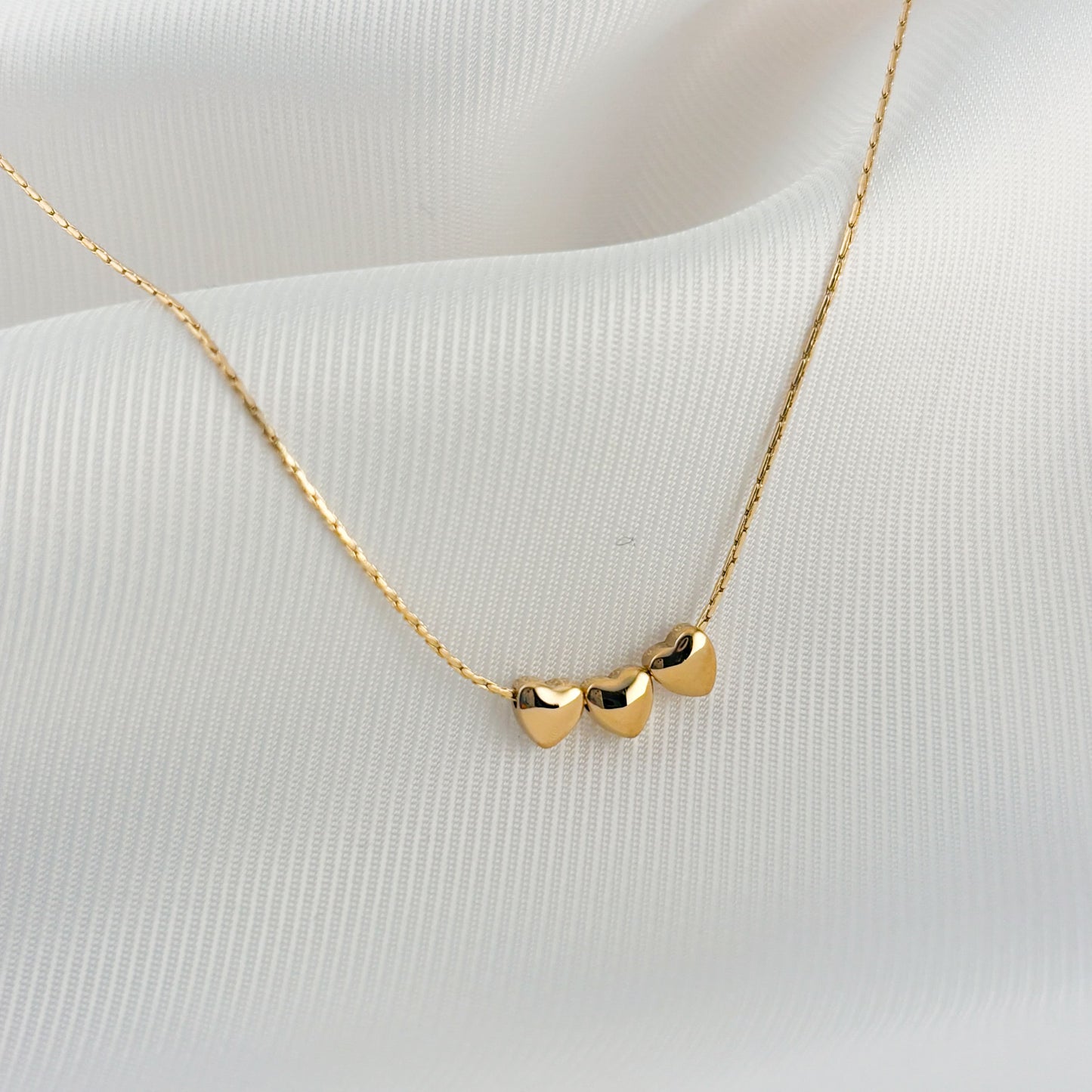 Collar acero inoxidable quirúrgico tres corazones dorado