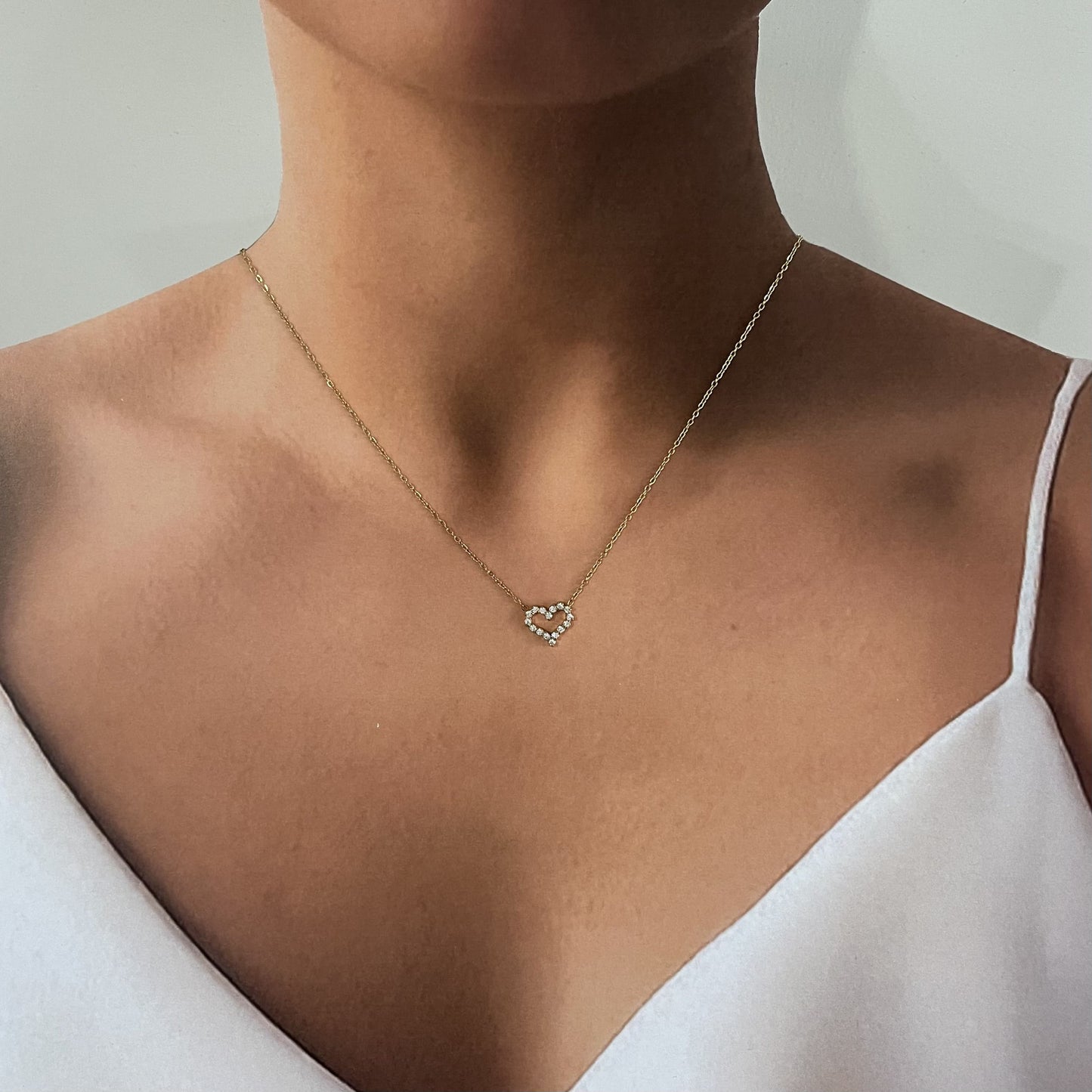 Collar acero inoxidable quirúrgico corazón zirconias dorado