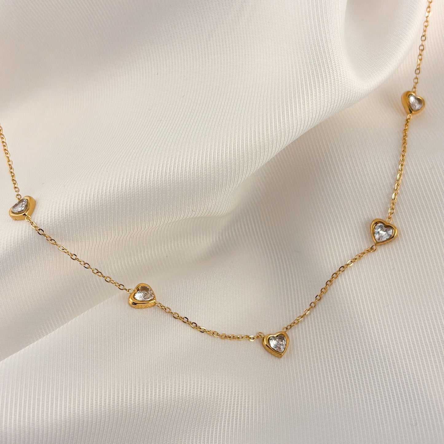 Collar acero inoxidable corazones zirconias dorado
