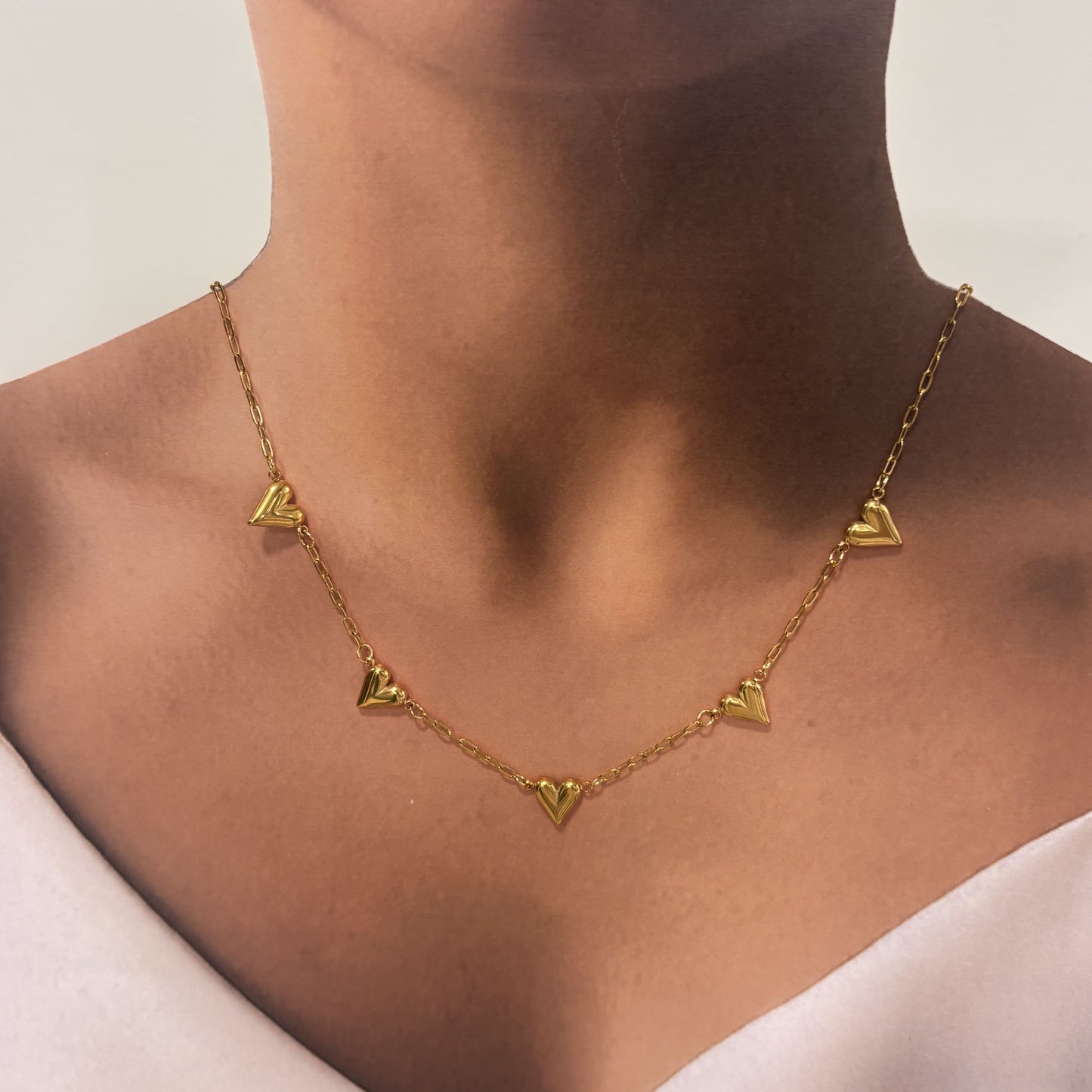 Collar acero inoxidable corazones alargados dorado