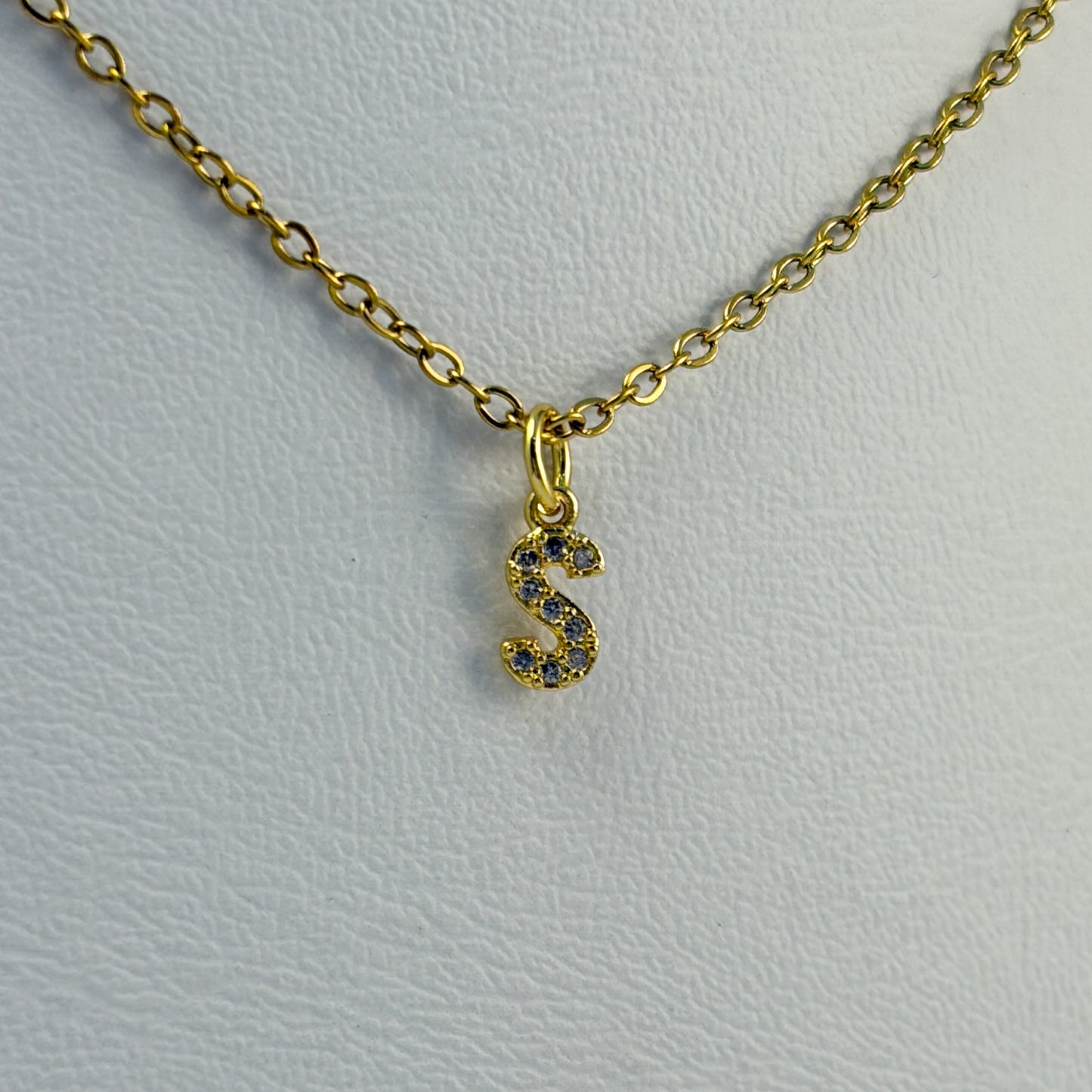 Collar inicial mini zirconias chapa de oro acero inoxidable