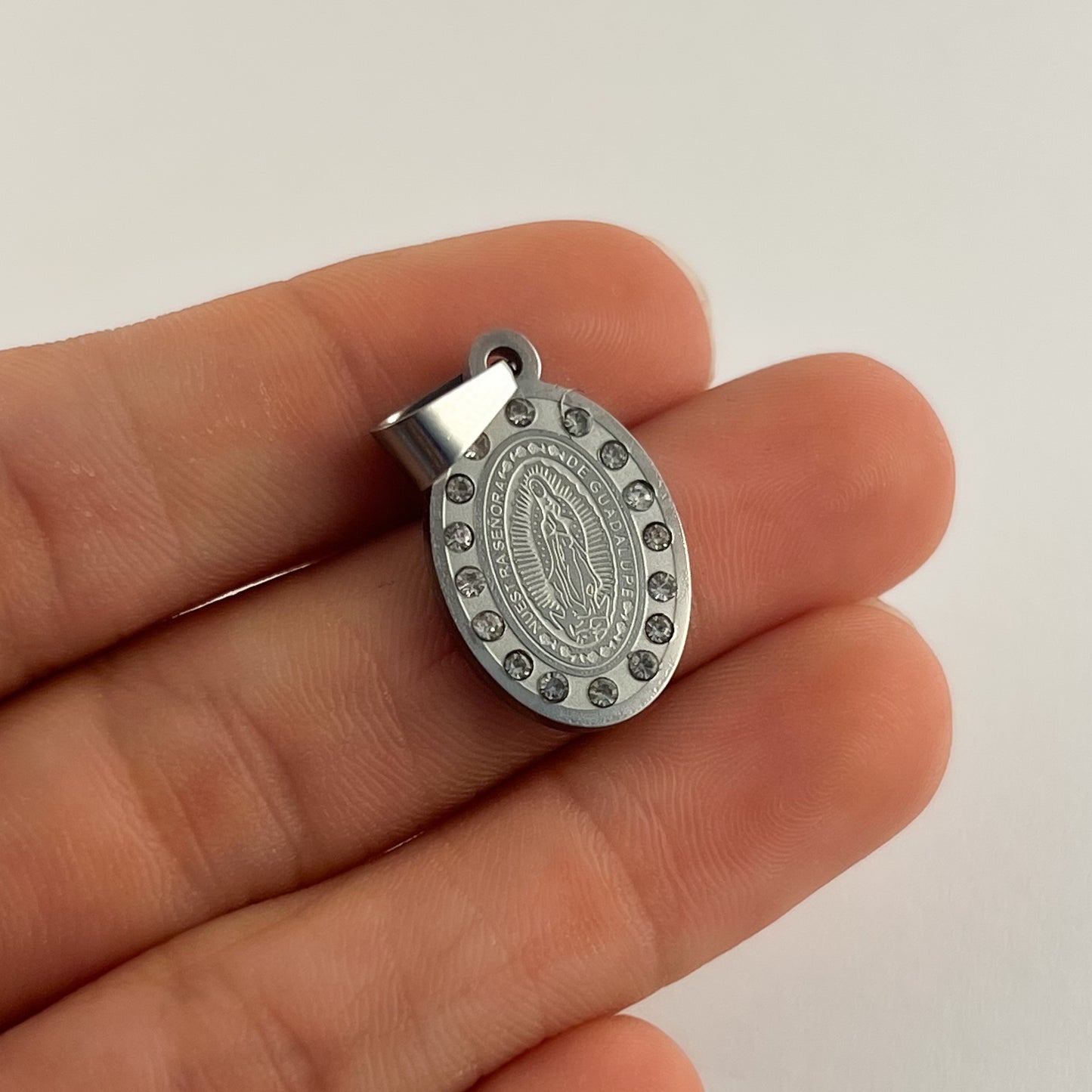 Medalla acero plateada zirconias contorno virgen de Guadalupe 2 cm