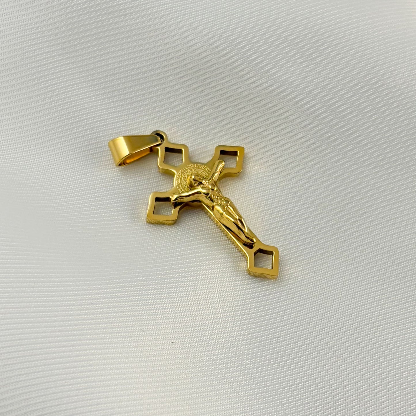 Dije cruz Cristo San Benito rombos acero inoxidable dorado