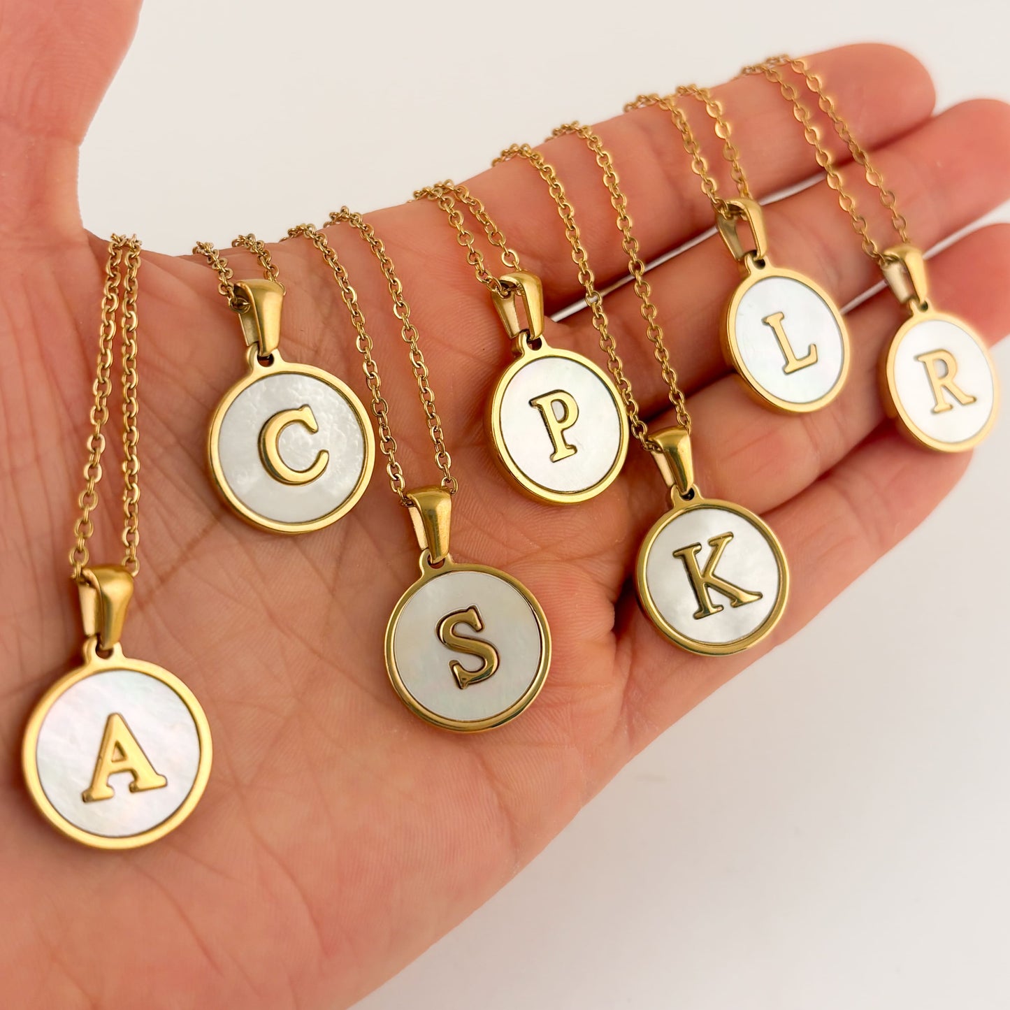 Collar inicial madre perla acero inoxidable