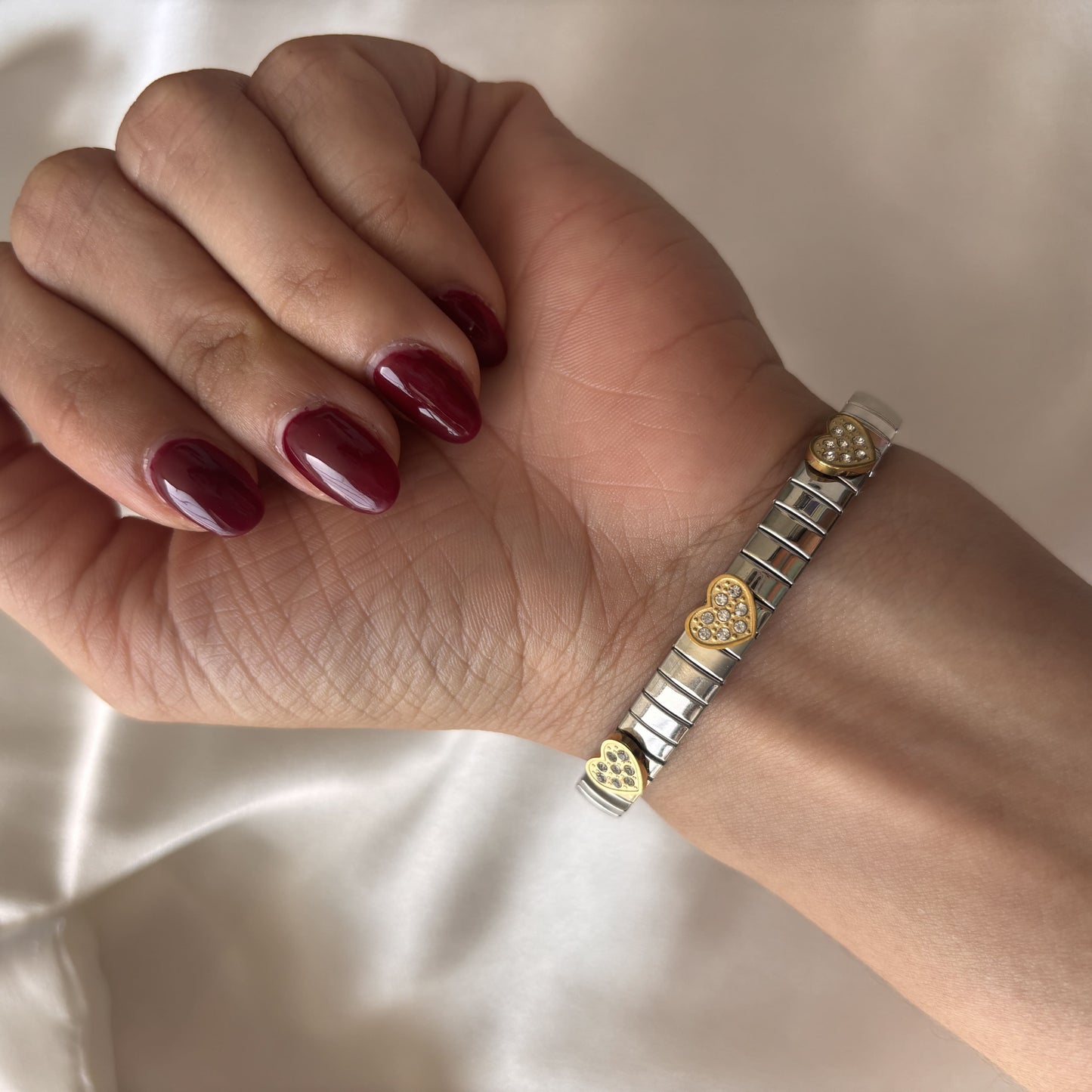 Pulsera acero inoxidable extensible corazones dorados