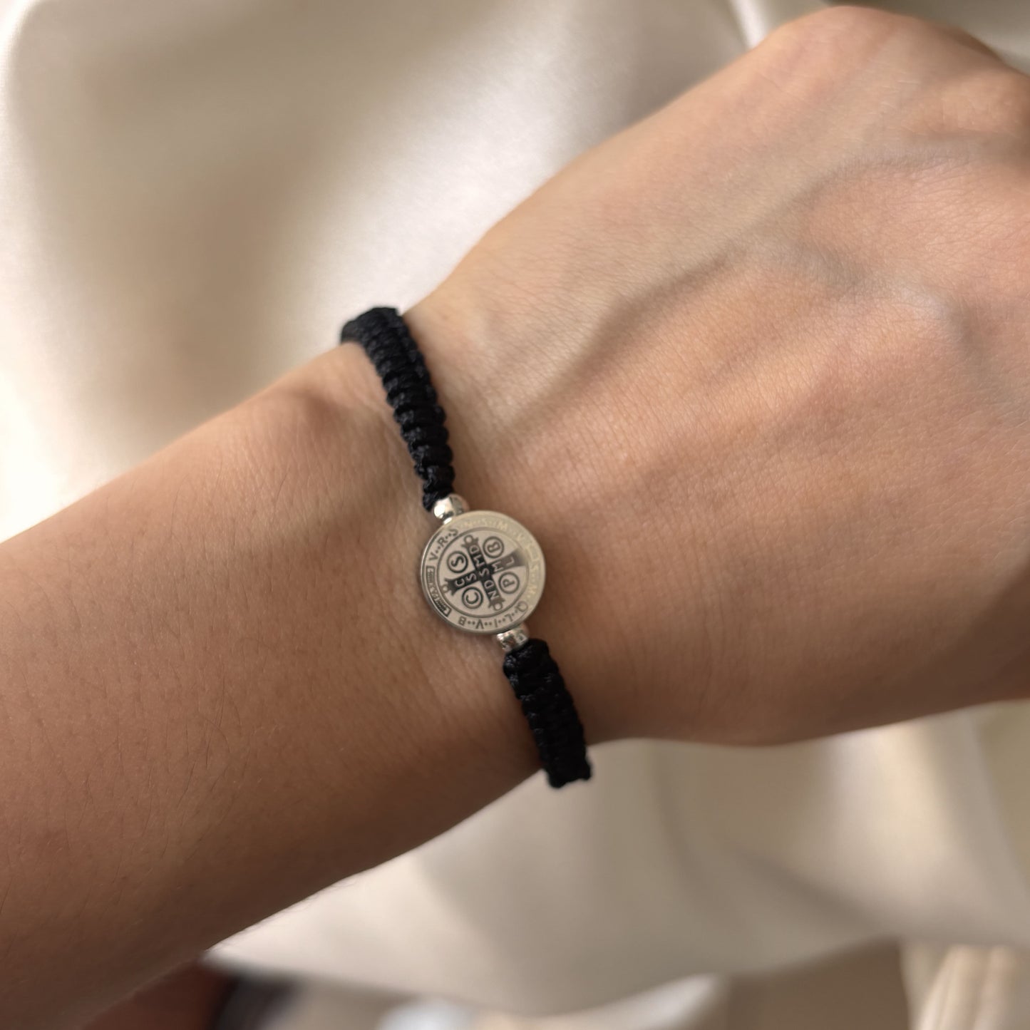 Pulsera hilo medalla de San Benito acero inoxidable