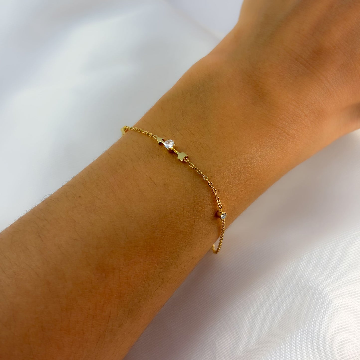 Pulsera delgada acero inoxidable flecha mini dorado