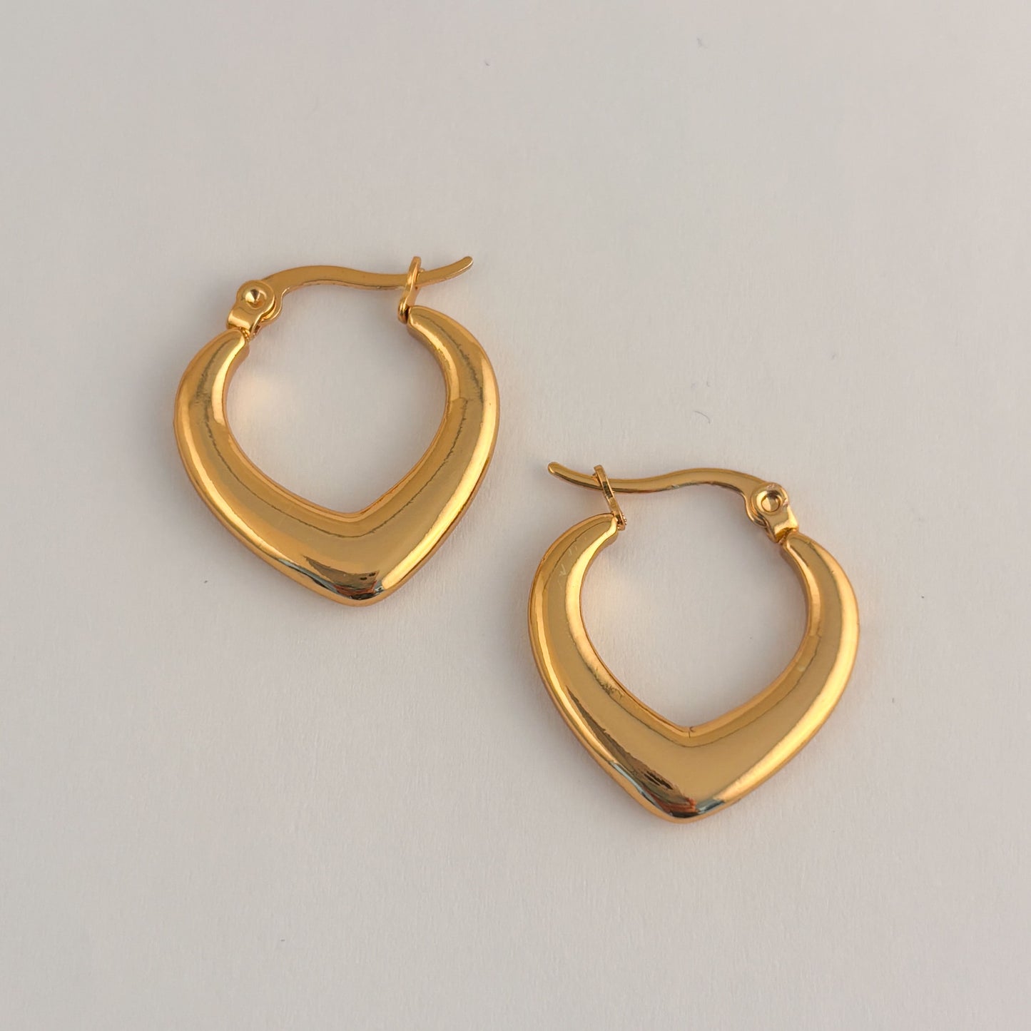 Arracadas acero inoxidable semi corazón dorado