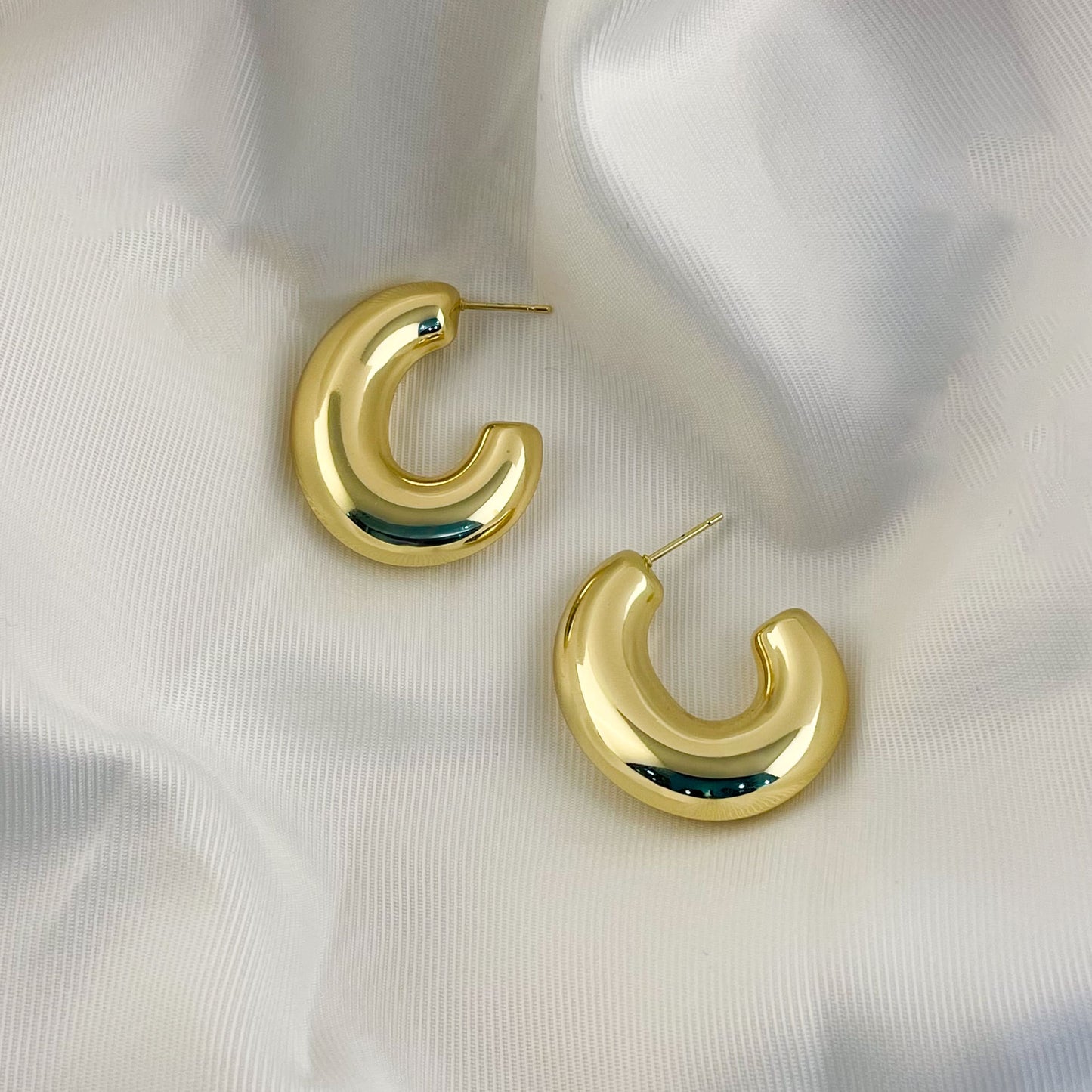 Semi arracadas chunky J acero inoxidable dorado