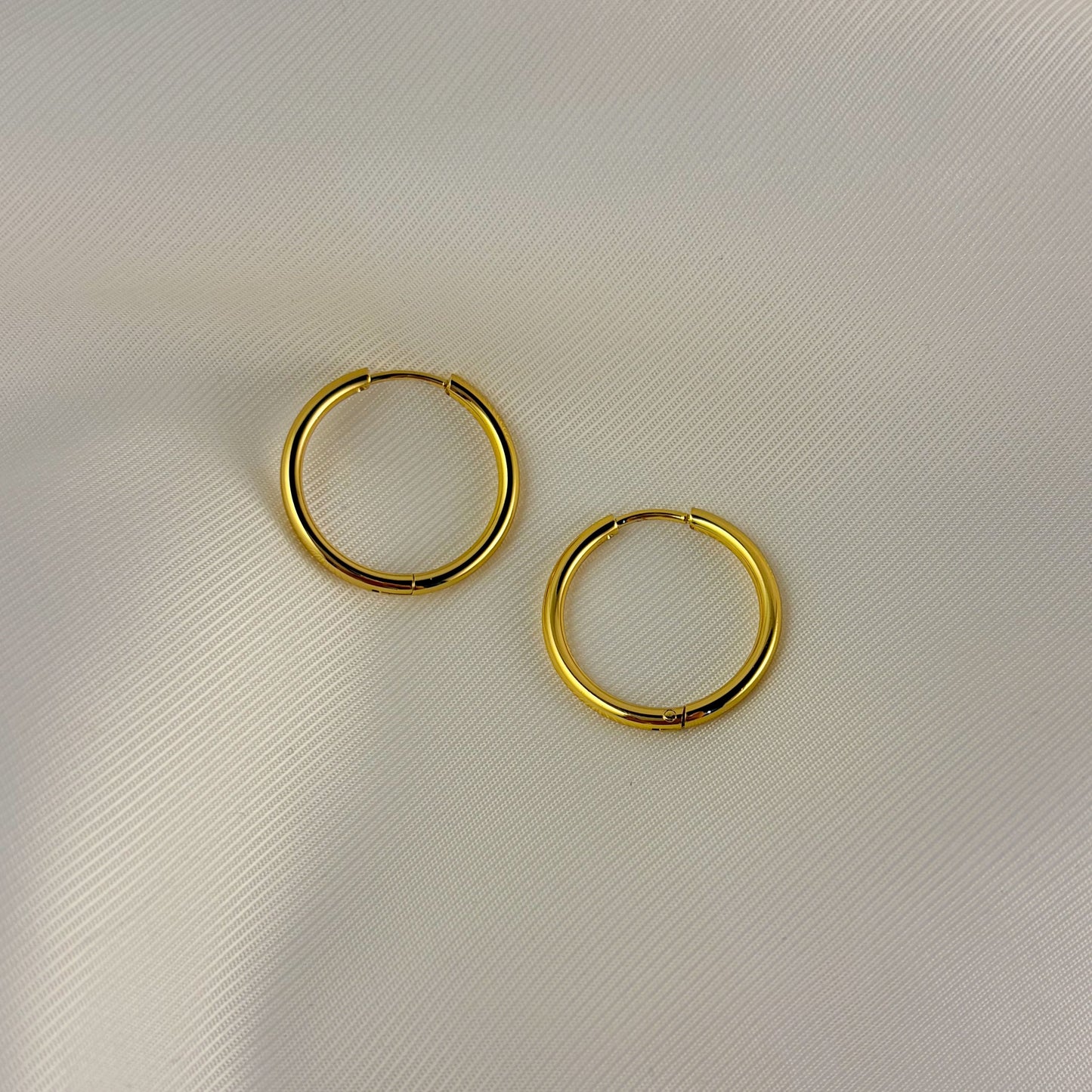 Arracadas tubulares sin broche 2 cm acero doradas