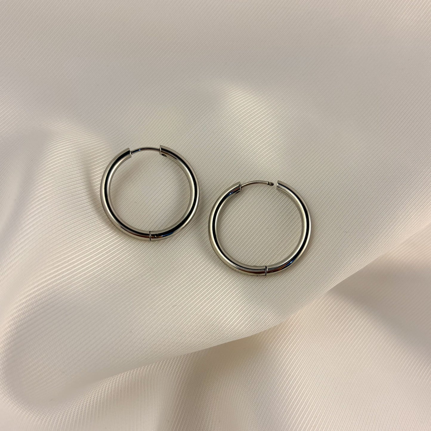 Arracadas acero inoxidable tubulares sin broche 2,5 cm plateadas