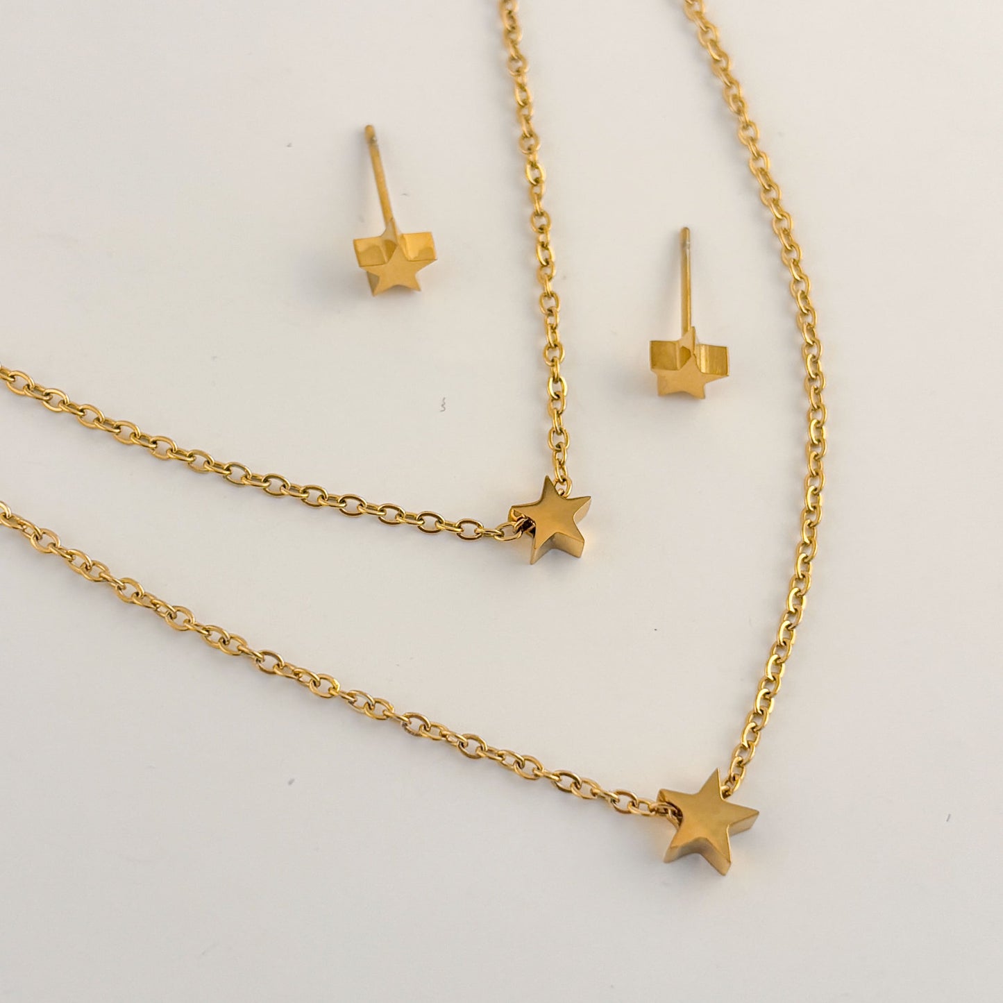 Set acero inoxidable aretes y collar doble estrella en dorado