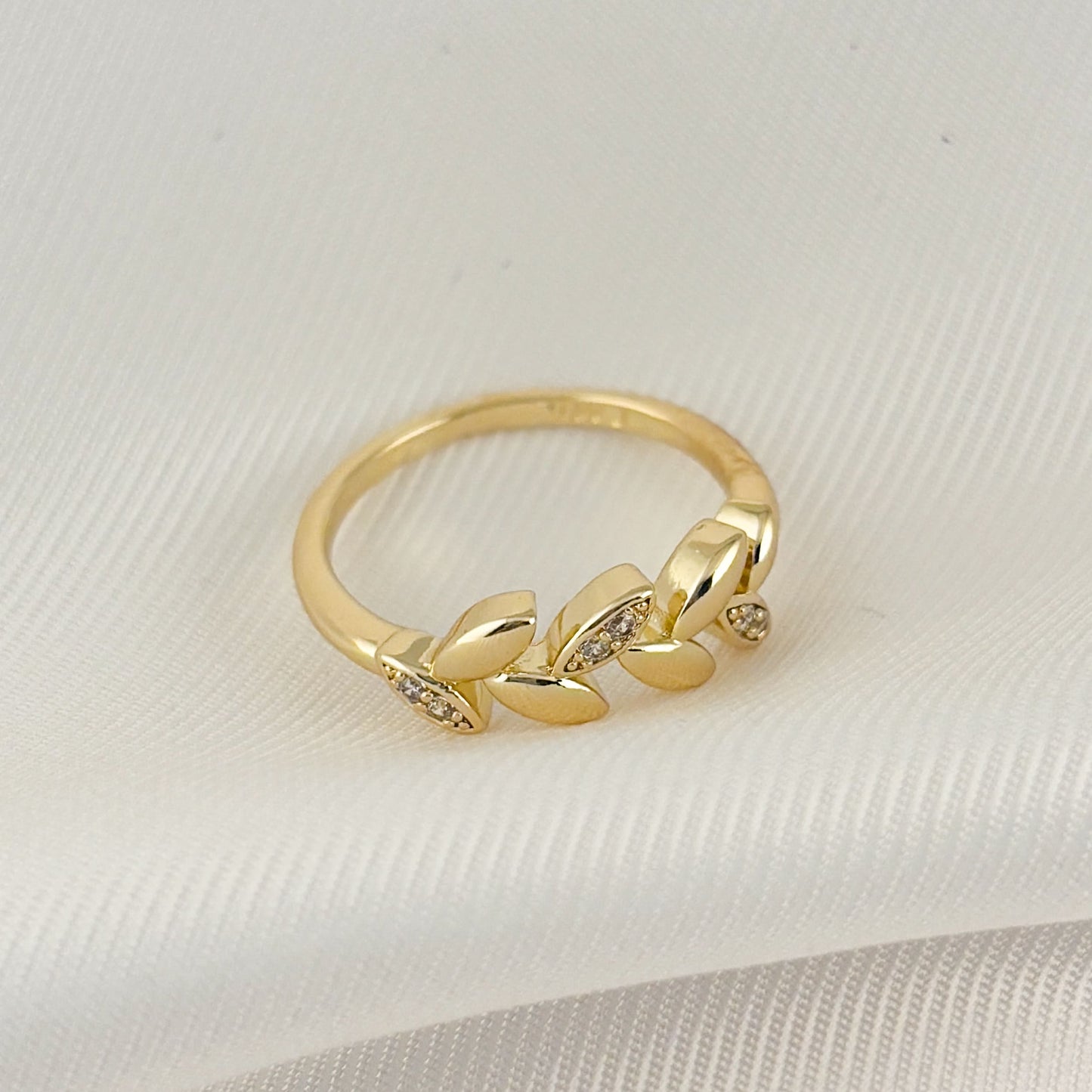 Anillo hojitas zirconias chapa de oro