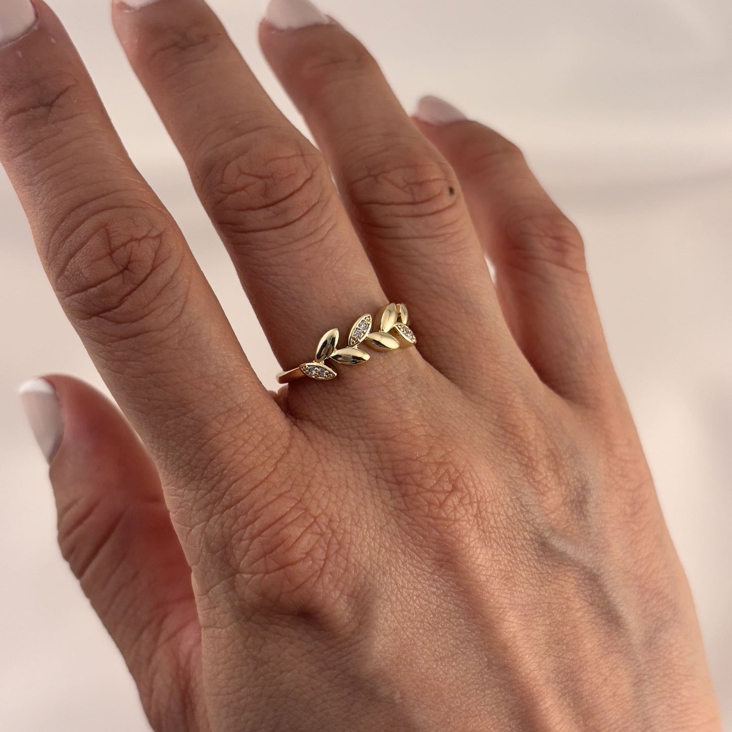Anillo hojitas zirconias chapa de oro