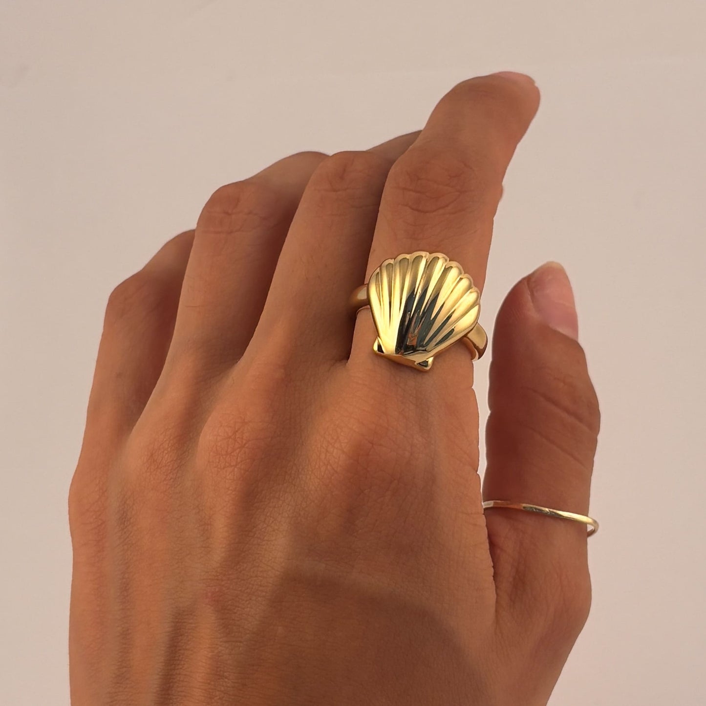 Anillo almeja chapa de oro ajustable