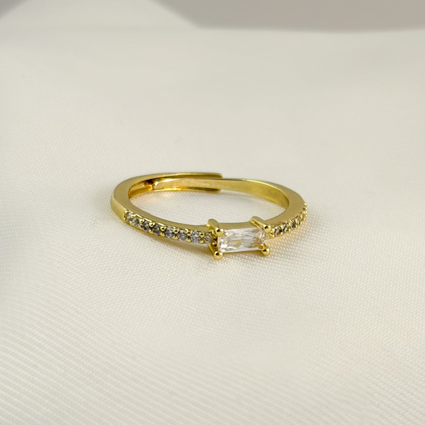 Anillo delgado zirconias baguette chapa de oro ajustable