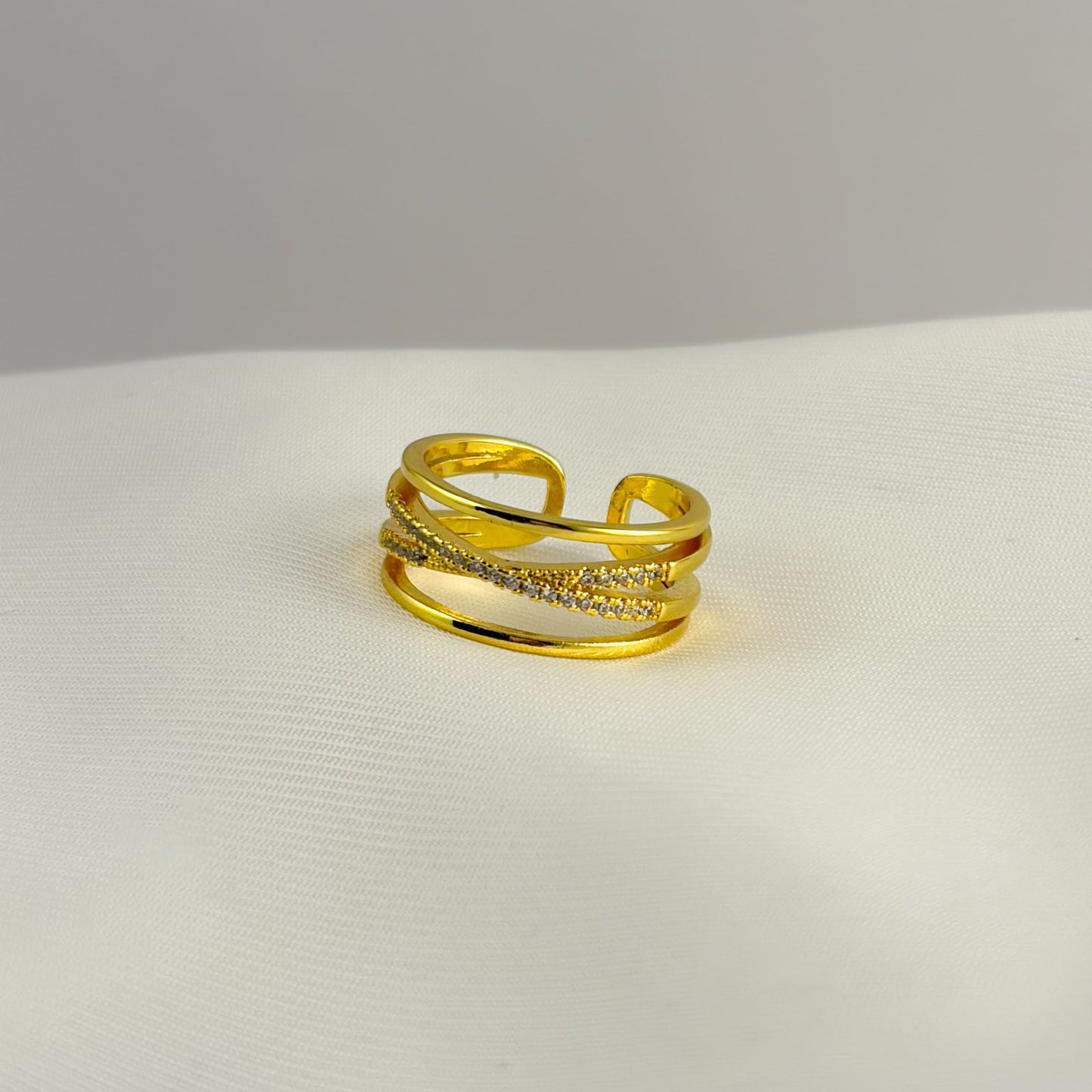 Anillo 4 líneas zirconias cruzadas chapa de oro ajustable