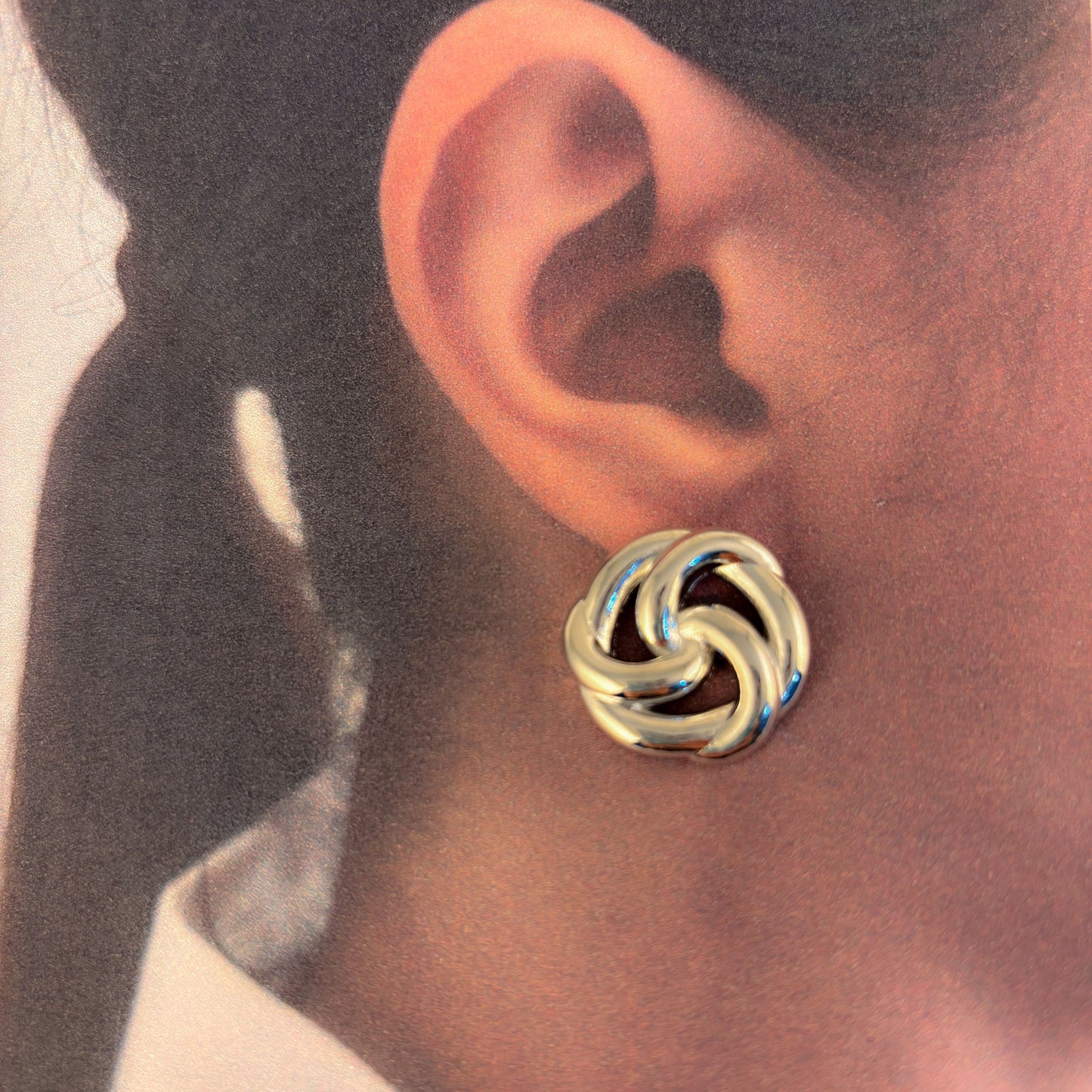 Aretes pegados rueda chapa de oro