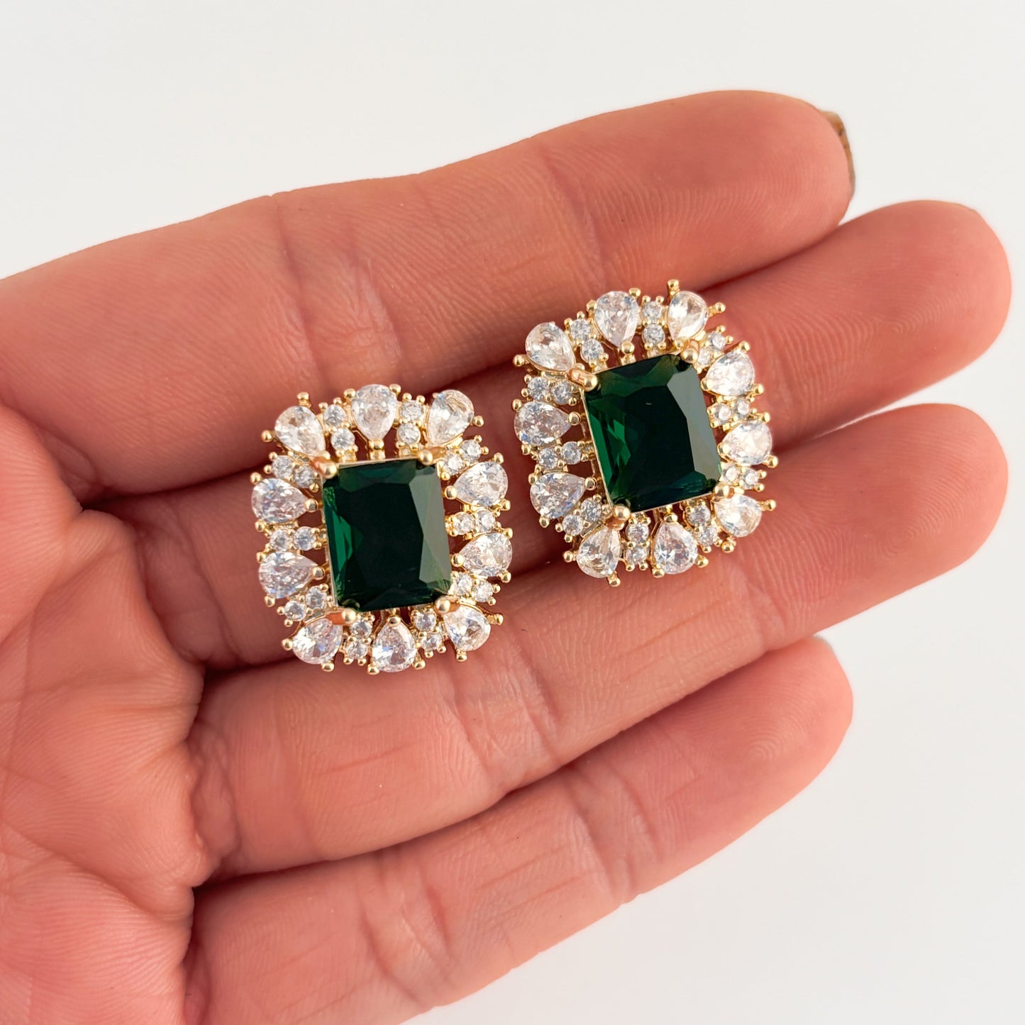Arete pegado zirconia verde y gotitas chapa de oro