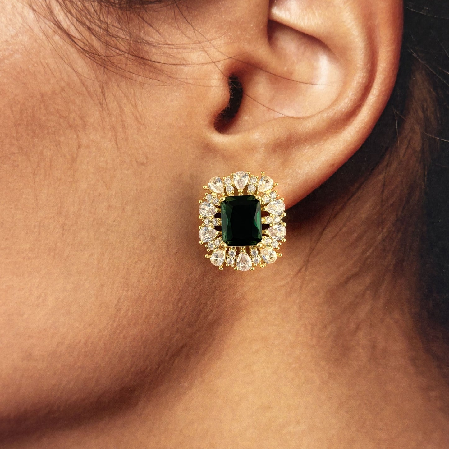 Arete pegado zirconia verde y gotitas chapa de oro