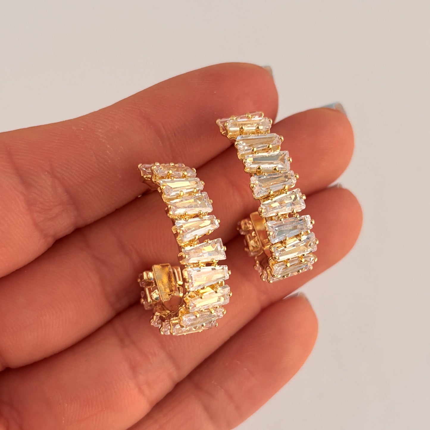 Semi arracadas J zirconias bagguettes chapa de oro
