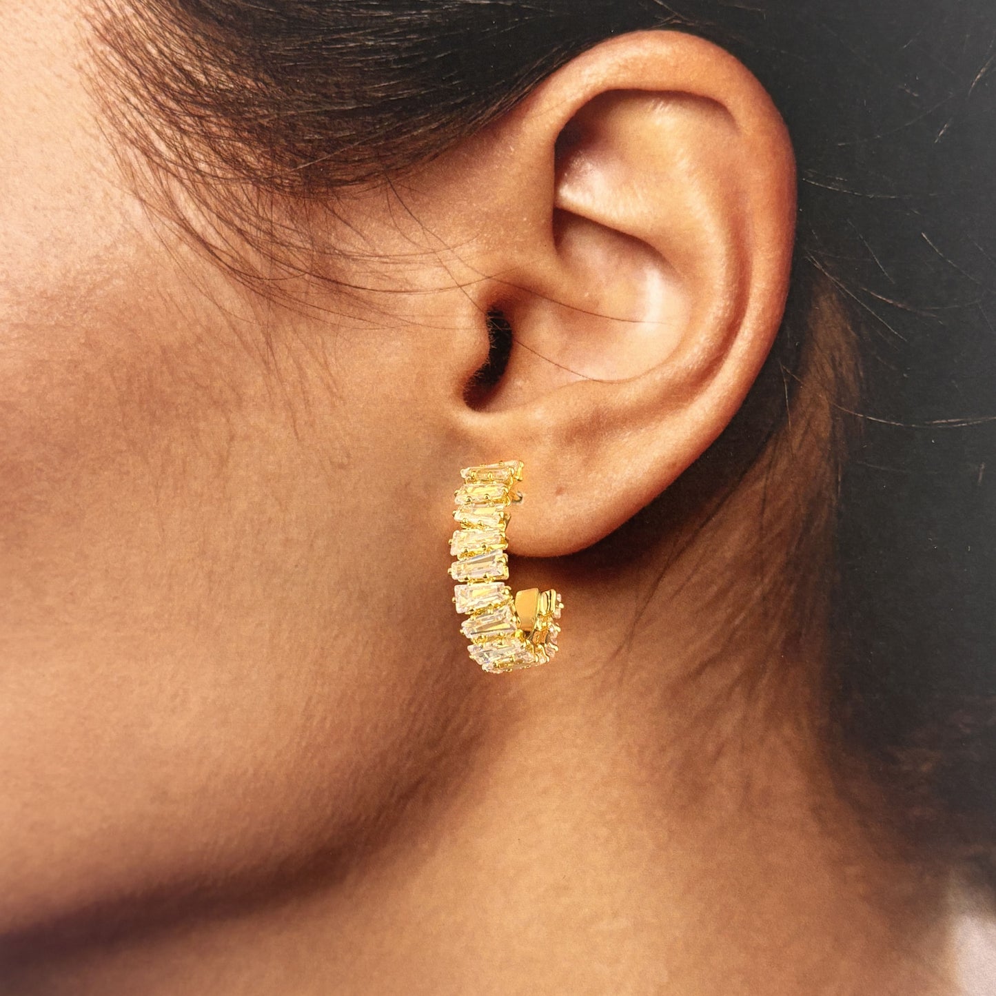 Semi arracadas J zirconias bagguettes chapa de oro