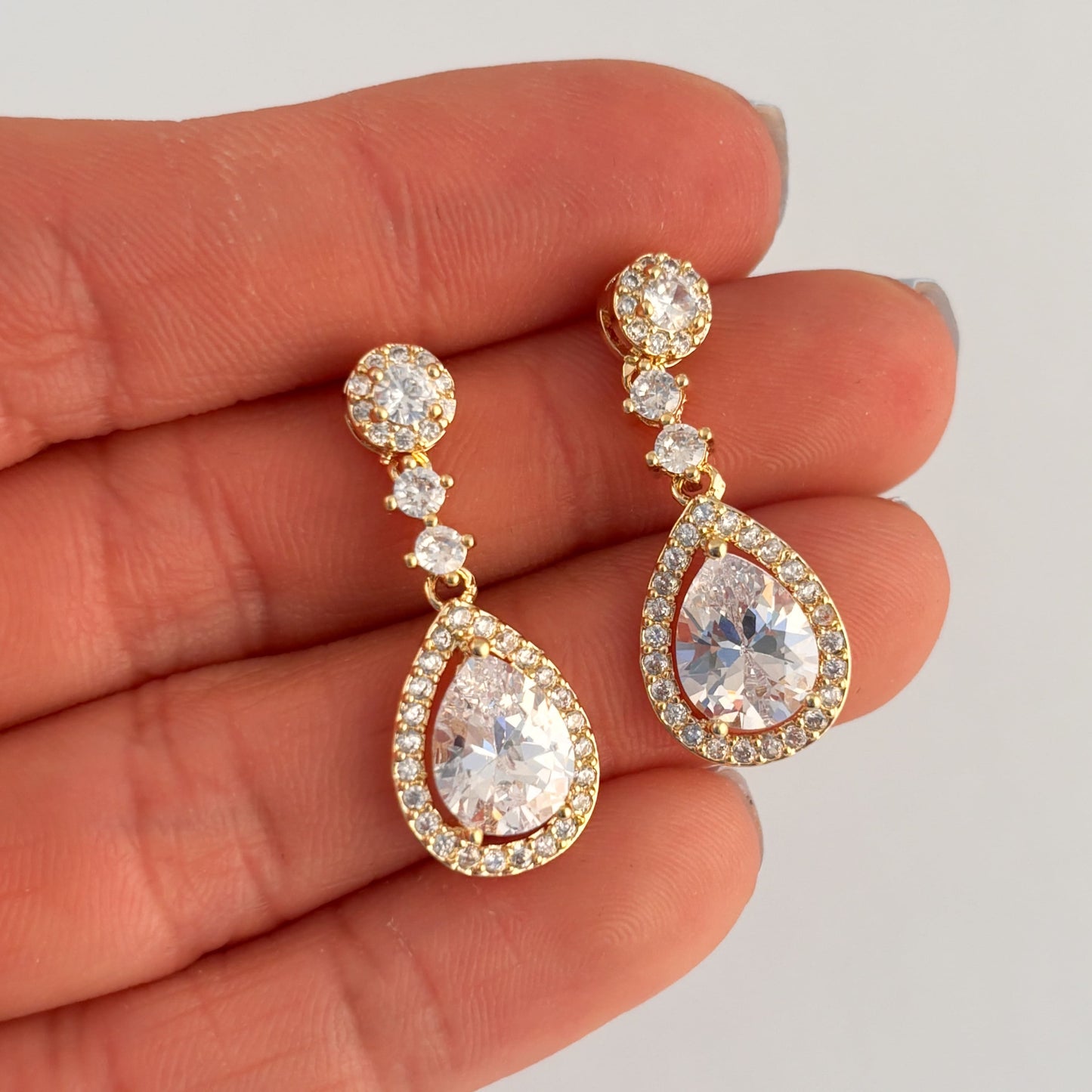 Aretes dorado cortos zirconias gota chapa de oro
