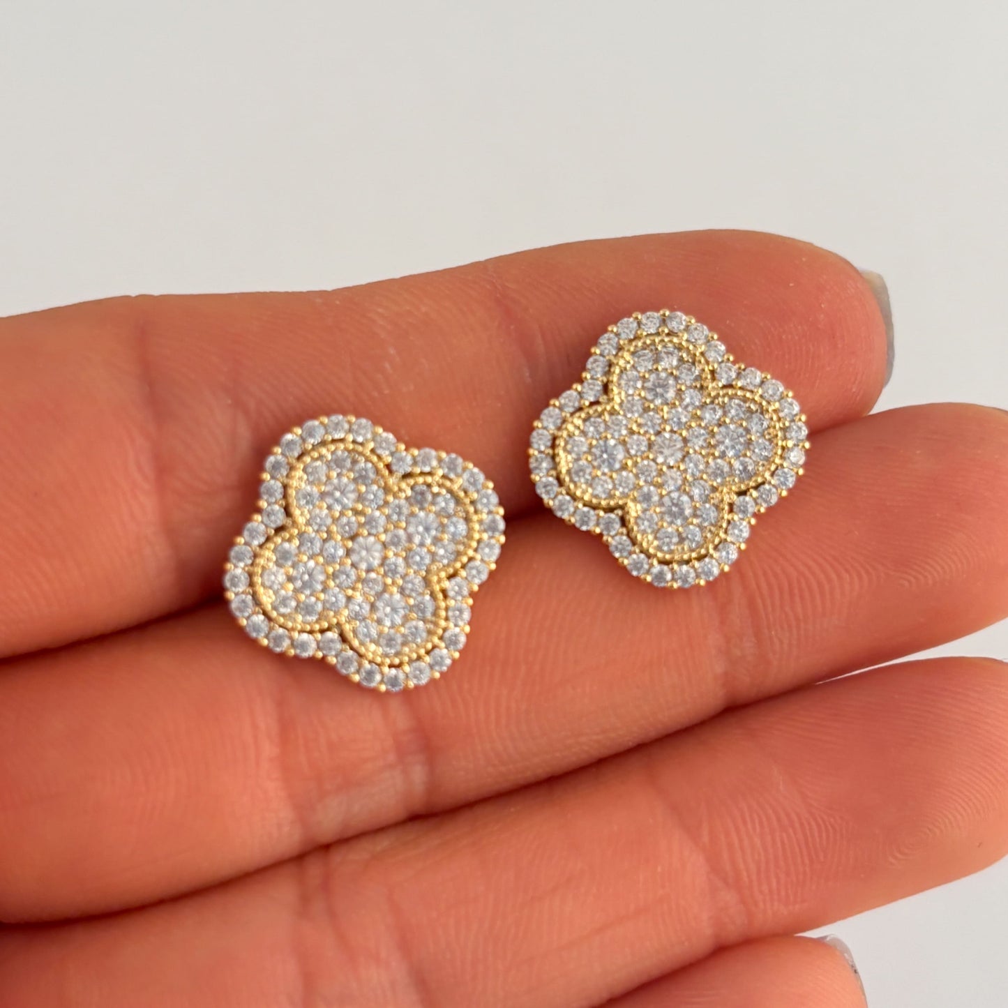 Aretes pegados trébol zirconias chapa de oro