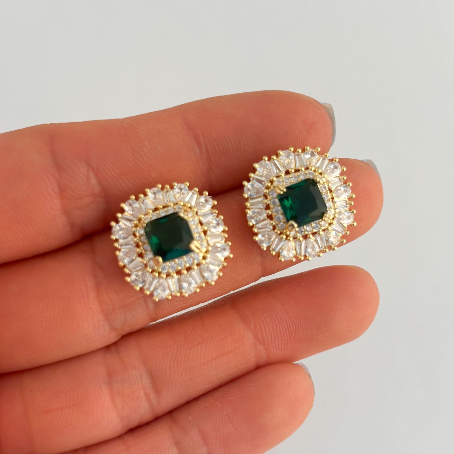 Aretes pegados zirconia verde cuadrados redondeados chapa de oro