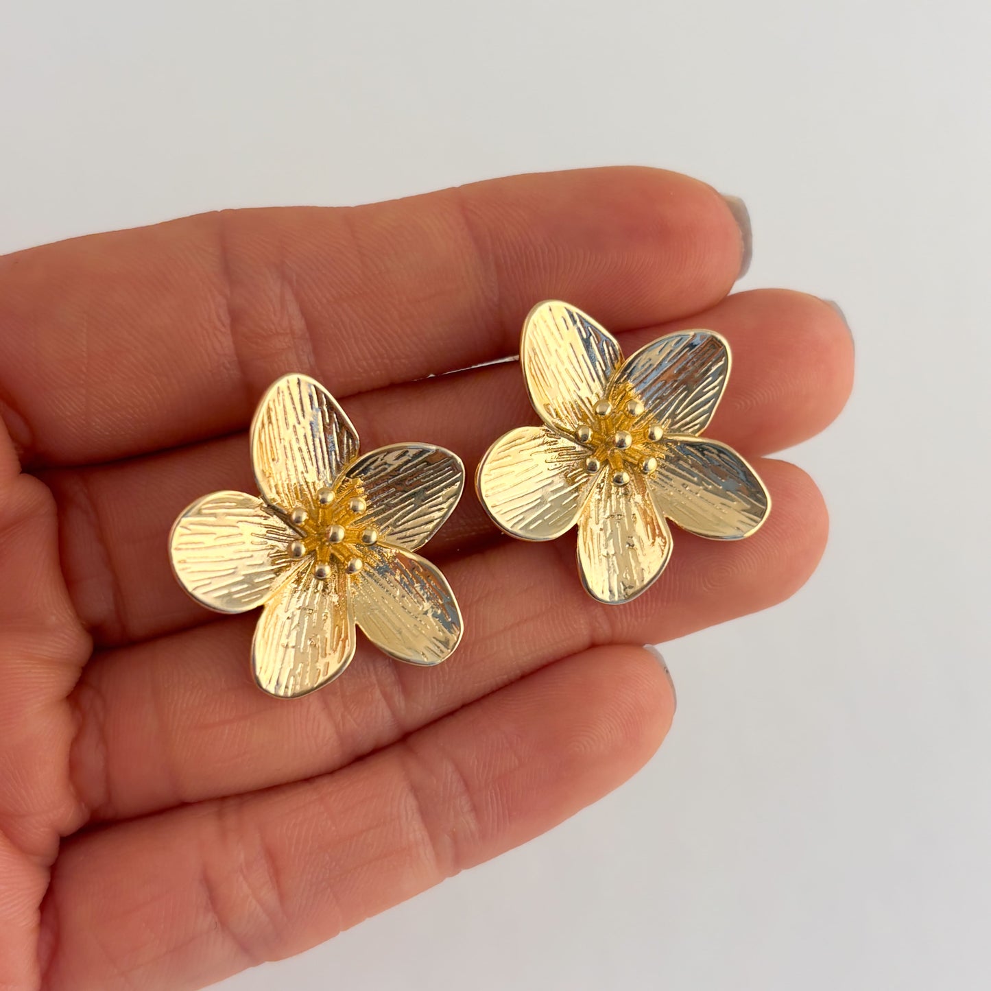 Aretes flor hawaiiana chapa de oro