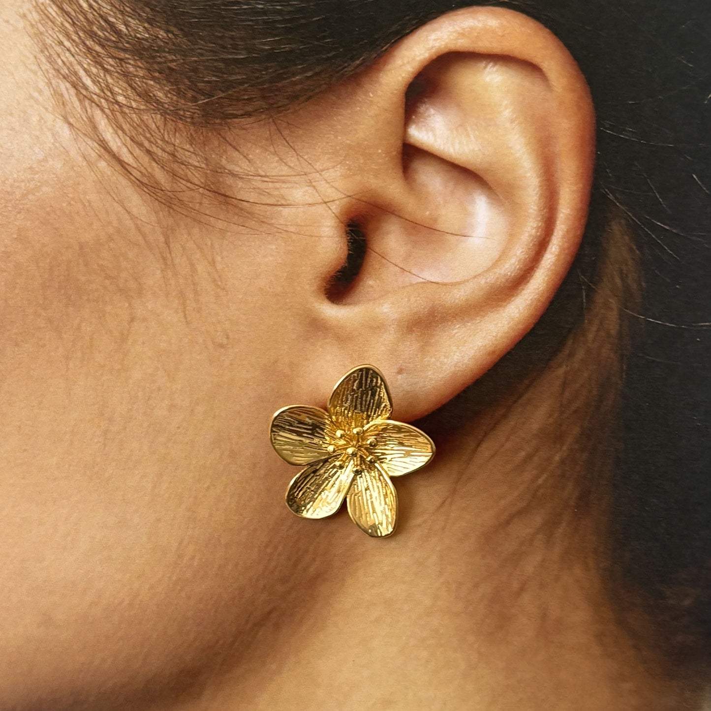 Aretes flor hawaiiana chapa de oro