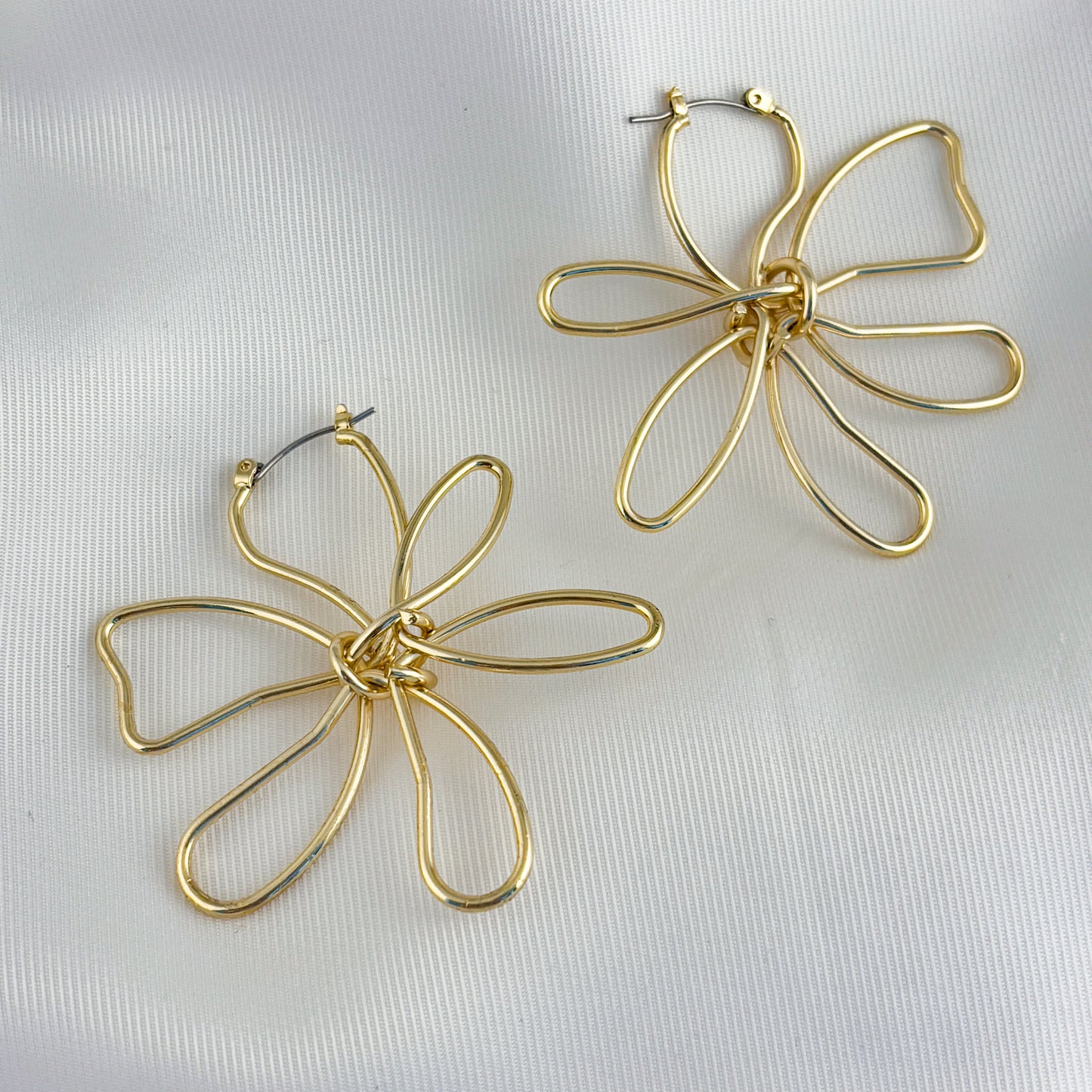 Aretes flor alambre chapa de oro
