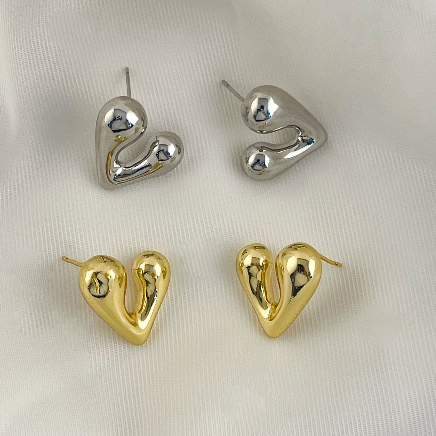 Aretes pegados corazón irregular
