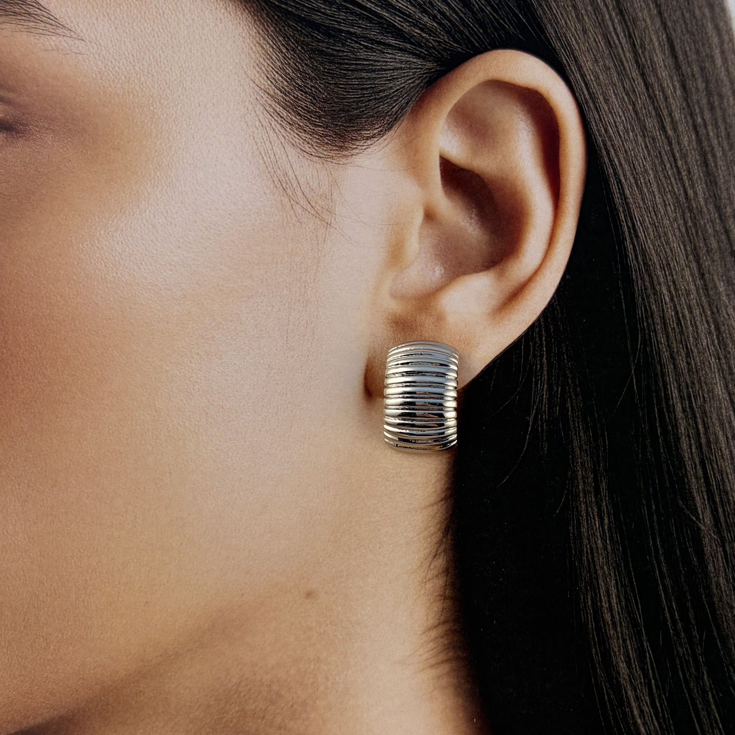 Aretes chapa de oro pegados plateados curva rayada 2 cm